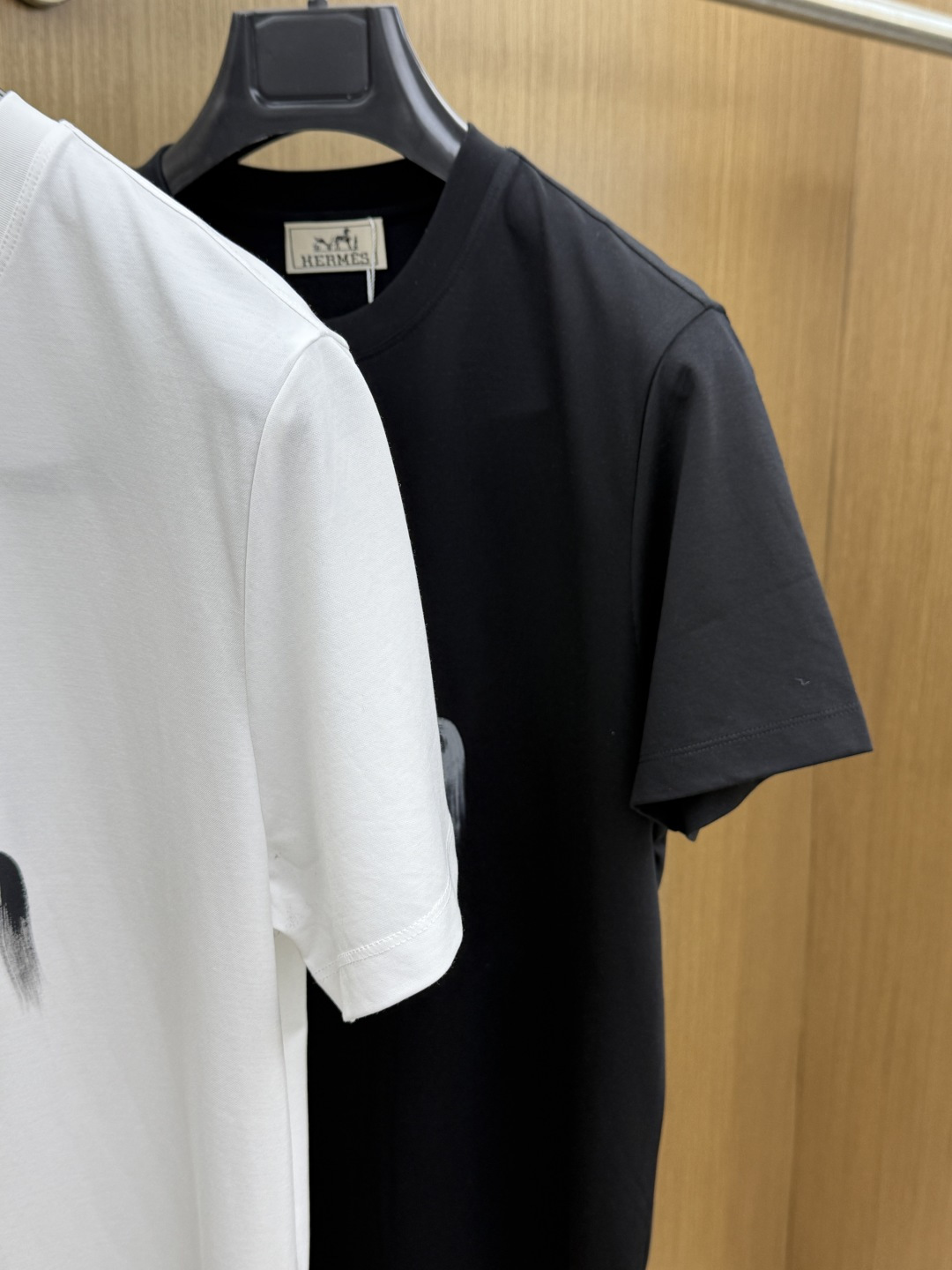 早春 Her 🔥🔥春夏新款首发专柜最新款圆领短袖 高端订制 设计前卫时尚！品牌logo重工艺设计 高端定