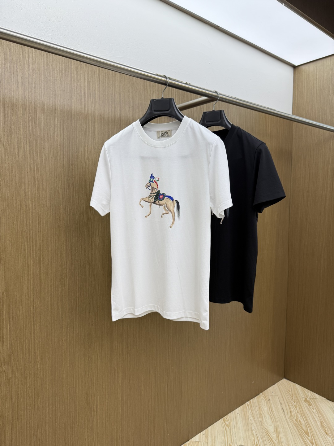 早春 Her 🔥🔥春夏新款首发专柜最新款圆领短袖 高端订制 设计前卫时尚！品牌logo重工艺设计 高端定