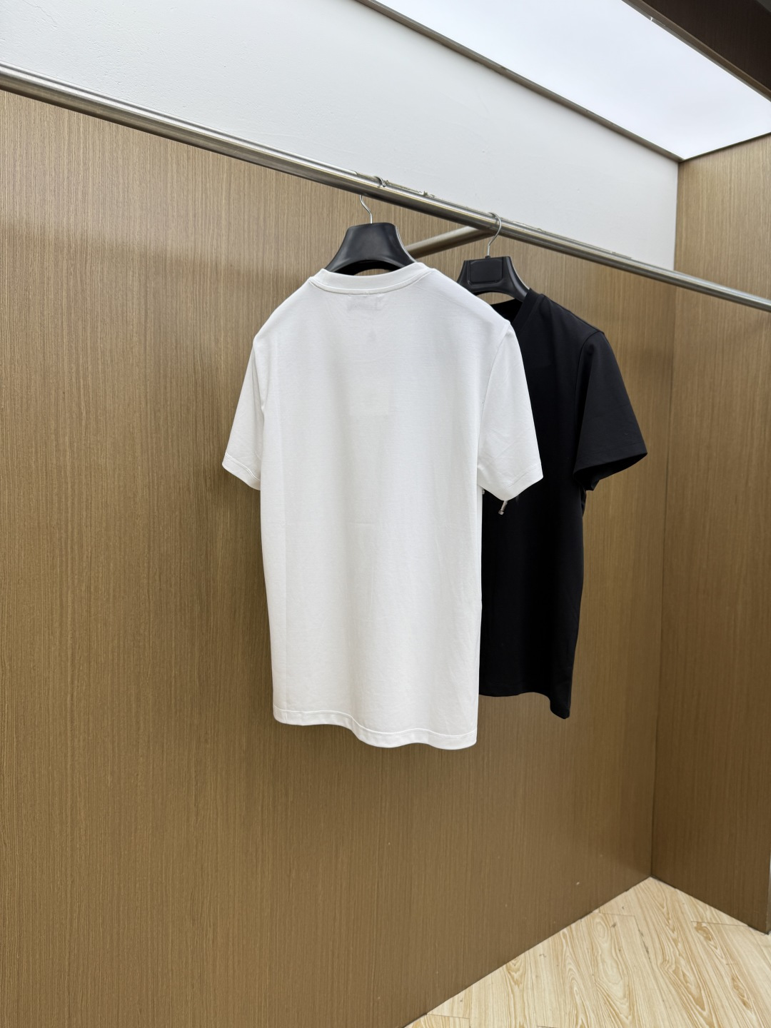 早春 Her 🔥🔥春夏新款首发专柜最新款圆领短袖 高端订制 设计前卫时尚！品牌logo重工艺设计 高端定