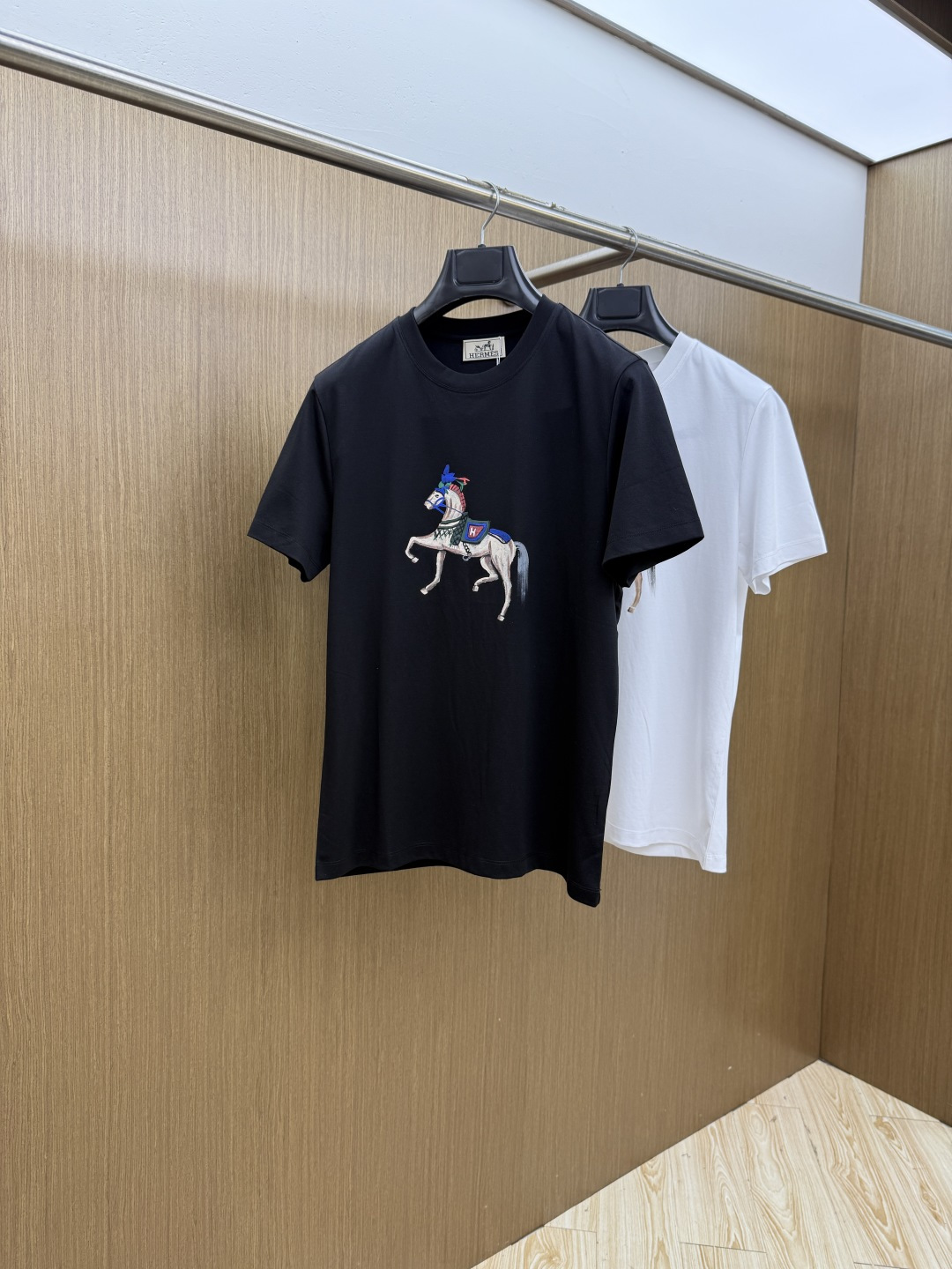 早春 HER 🔥🔥春夏新款首发专柜最新款圆领短袖 高端订制 设计前卫时尚！品牌logo重工艺设计 高端定