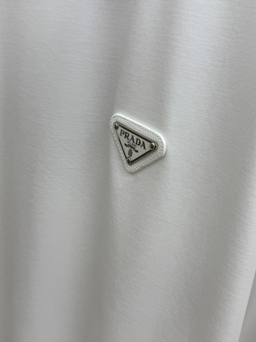 早春 PD 🔥🔥春夏新款首发专柜最新款圆领短袖 高端订制 设计前卫时尚！品牌logo重工艺设计 高端定制