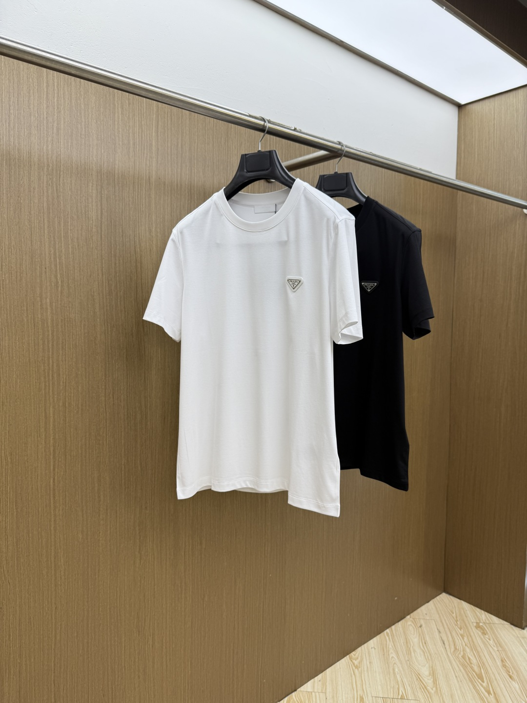 早春 PD 🔥🔥春夏新款首发专柜最新款圆领短袖 高端订制 设计前卫时尚！品牌logo重工艺设计 高端定制