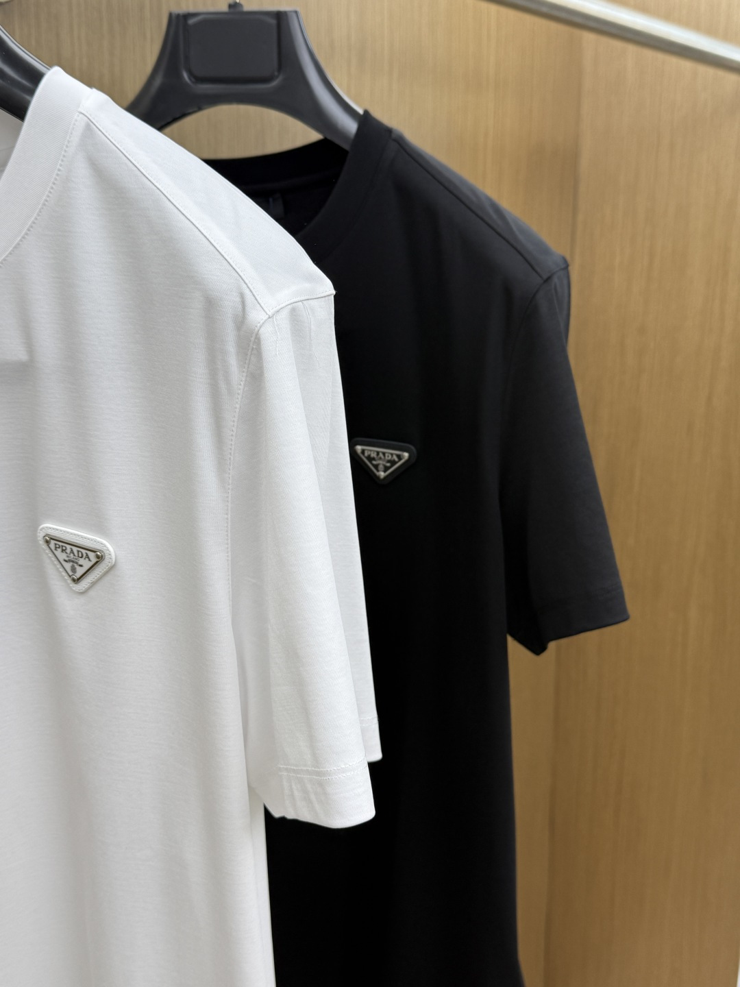 早春 PD 🔥🔥春夏新款首发专柜最新款圆领短袖 高端订制 设计前卫时尚！品牌logo重工艺设计 高端定制