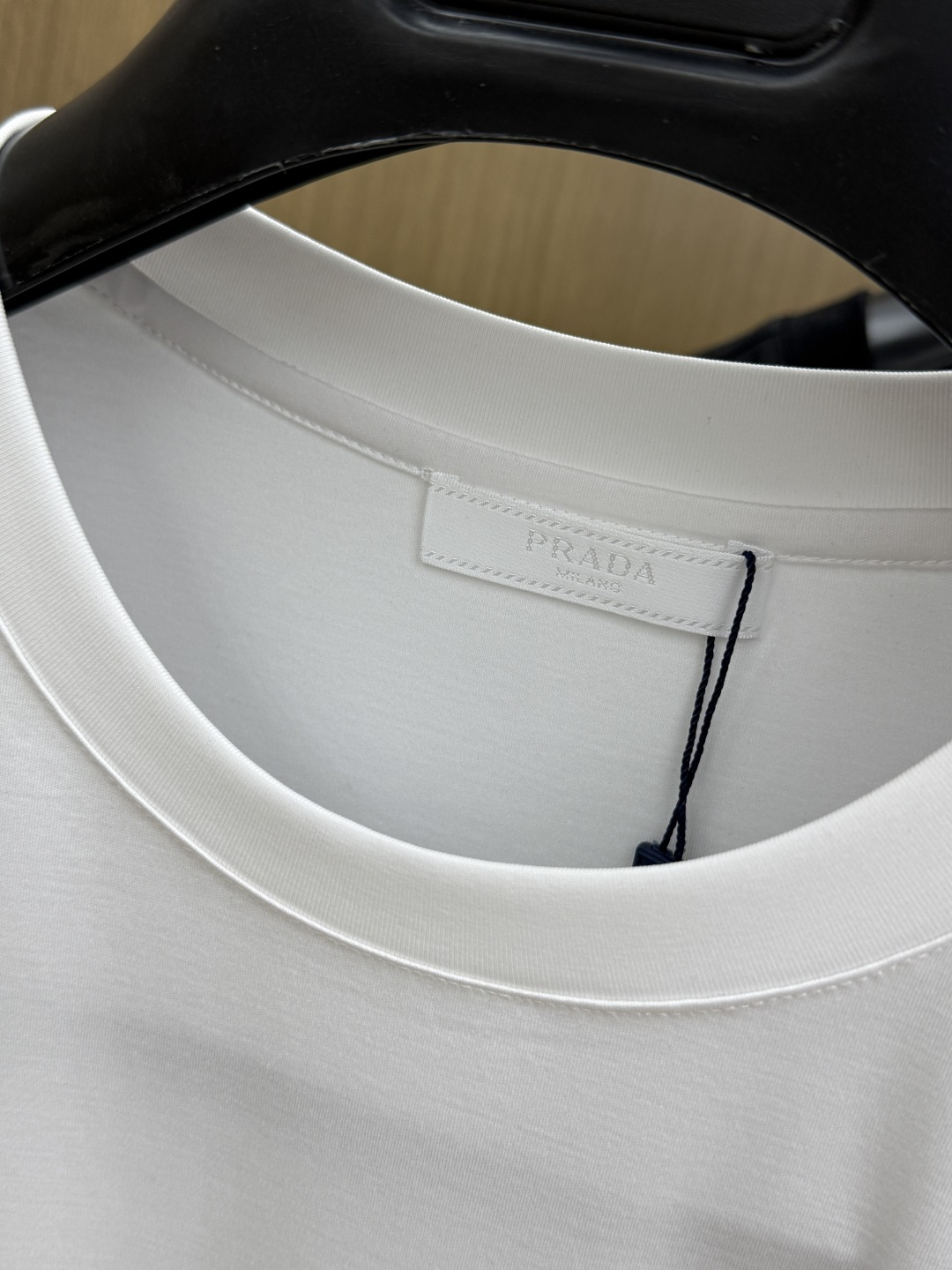 早春 PD 🔥🔥春夏新款首发专柜最新款圆领短袖 高端订制 设计前卫时尚！品牌logo重工艺设计 高端定制