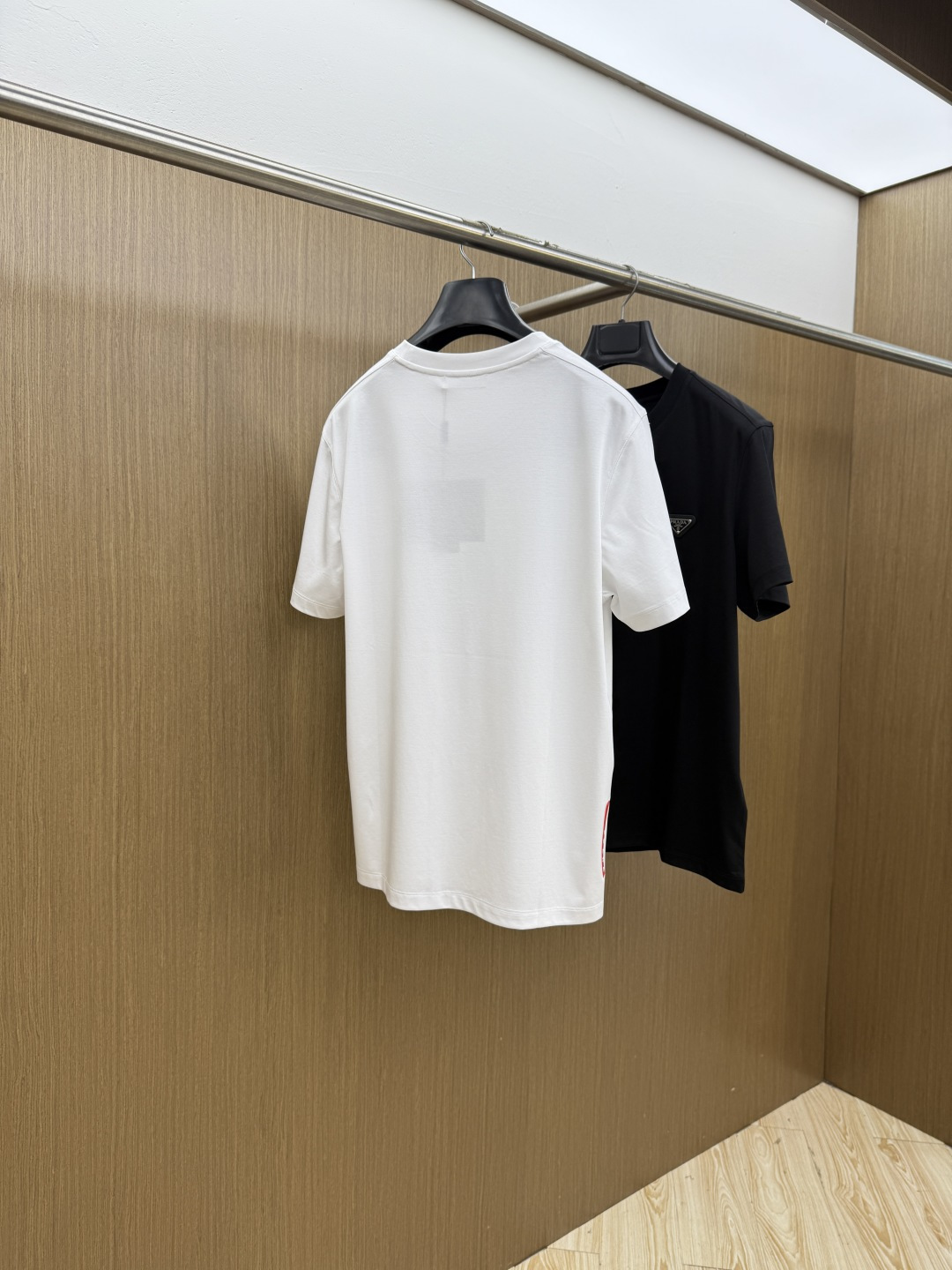 早春 PD 🔥🔥春夏新款首发专柜最新款圆领短袖 高端订制 设计前卫时尚！品牌logo重工艺设计 高端定制