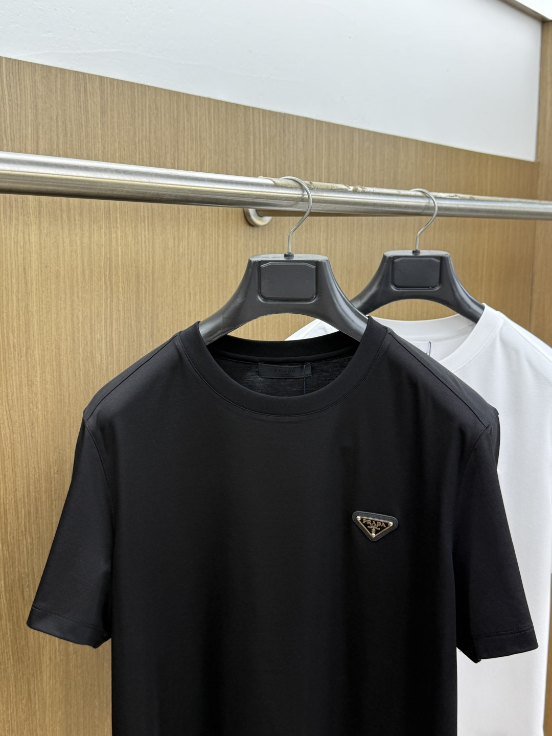 早春 PD 🔥🔥春夏新款首发专柜最新款圆领短袖 高端订制 设计前卫时尚！品牌logo重工艺设计 高端定制
