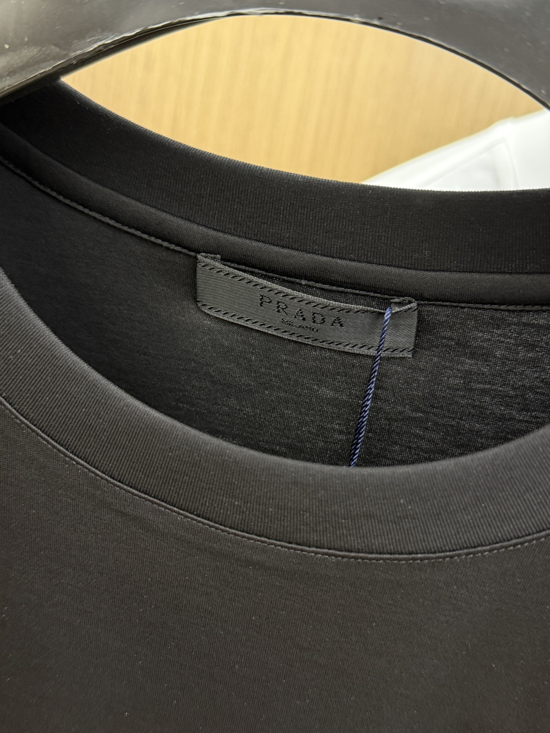 早春 PD 🔥🔥春夏新款首发专柜最新款圆领短袖 高端订制 设计前卫时尚！品牌logo重工艺设计 高端定制