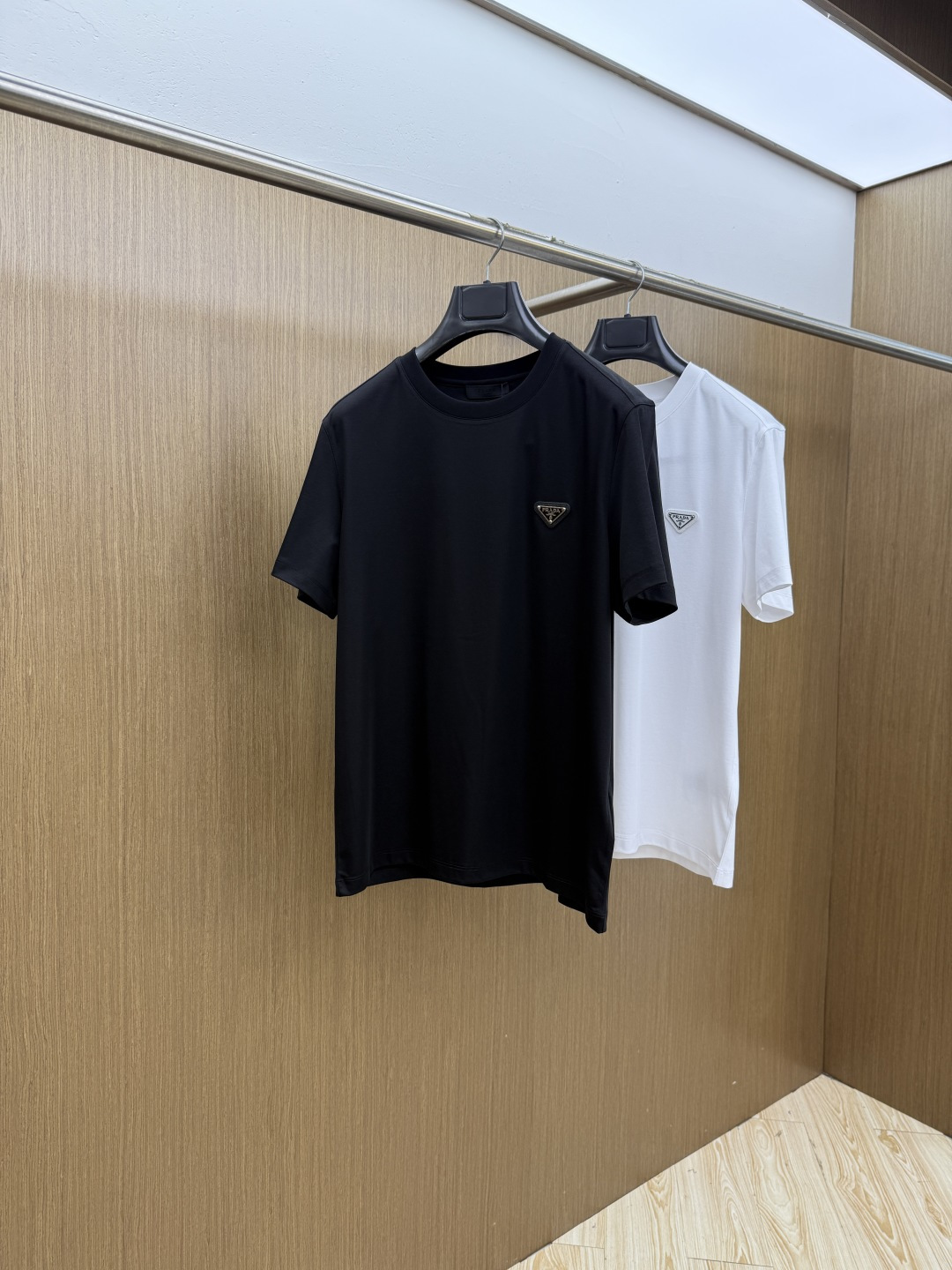 早春 PD 🔥🔥春夏新款首发专柜最新款圆领短袖 高端订制 设计前卫时尚！品牌logo重工艺设计 高端定制