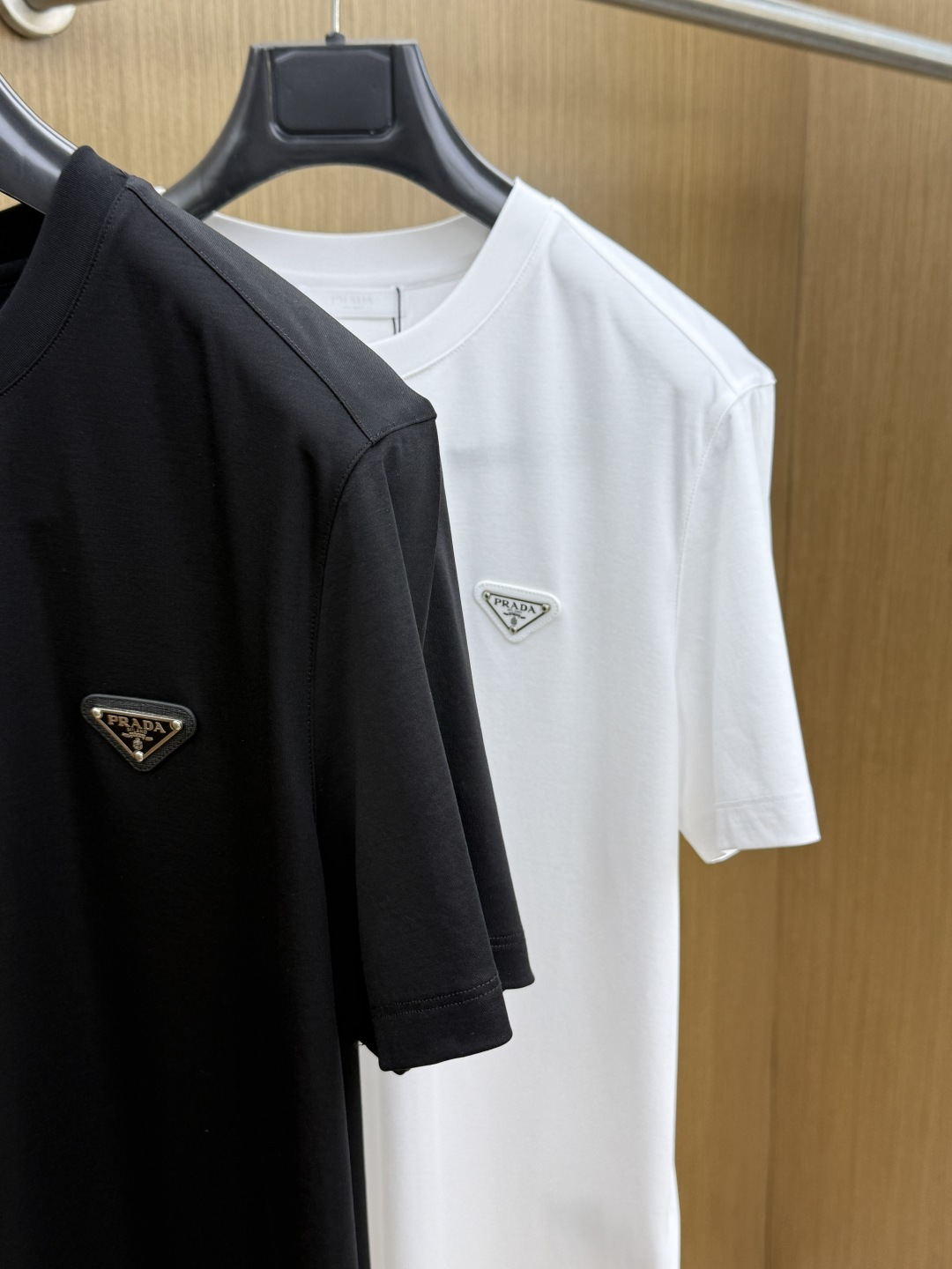 早春 PD 🔥🔥春夏新款首发专柜最新款圆领短袖 高端订制 设计前卫时尚！品牌logo重工艺设计 高端定制