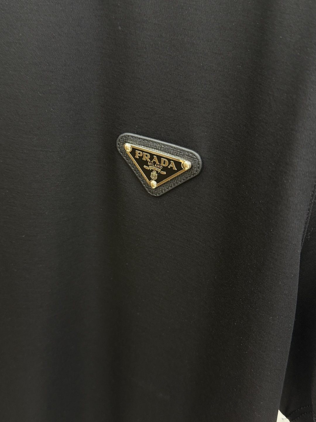 早春 PD 🔥🔥春夏新款首发专柜最新款圆领短袖 高端订制 设计前卫时尚！品牌logo重工艺设计 高端定制