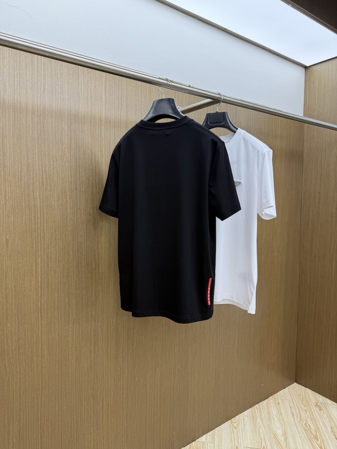 早春 PD 🔥🔥春夏新款首发专柜最新款圆领短袖 高端订制 设计前卫时尚！品牌logo重工艺设计 高端定制