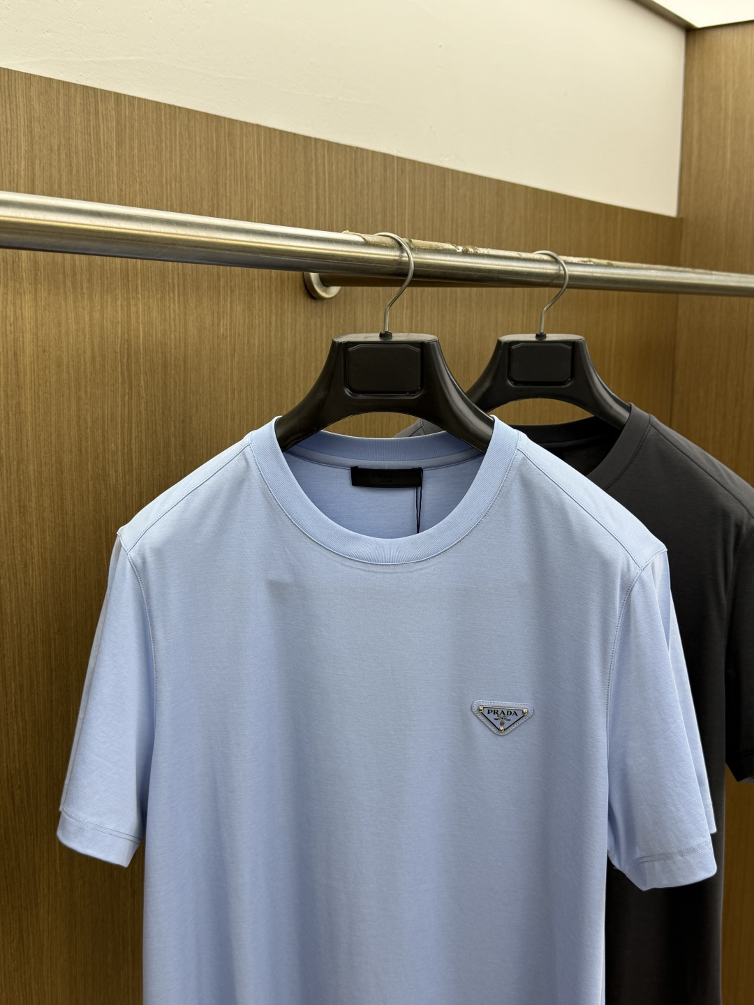 早春 PD 🔥🔥春夏新款首发专柜最新款圆领短袖 高端订制 设计前卫时尚！品牌logo重工艺设计 高端定制