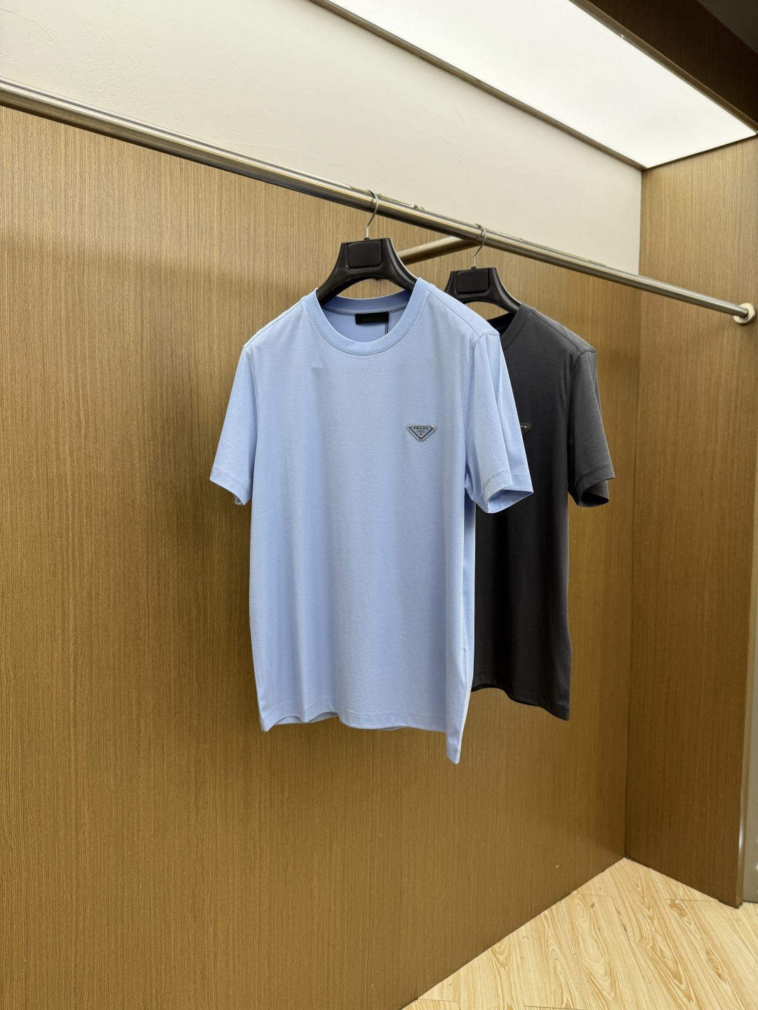 早春 PD 🔥🔥春夏新款首发专柜最新款圆领短袖 高端订制 设计前卫时尚！品牌logo重工艺设计 高端定制