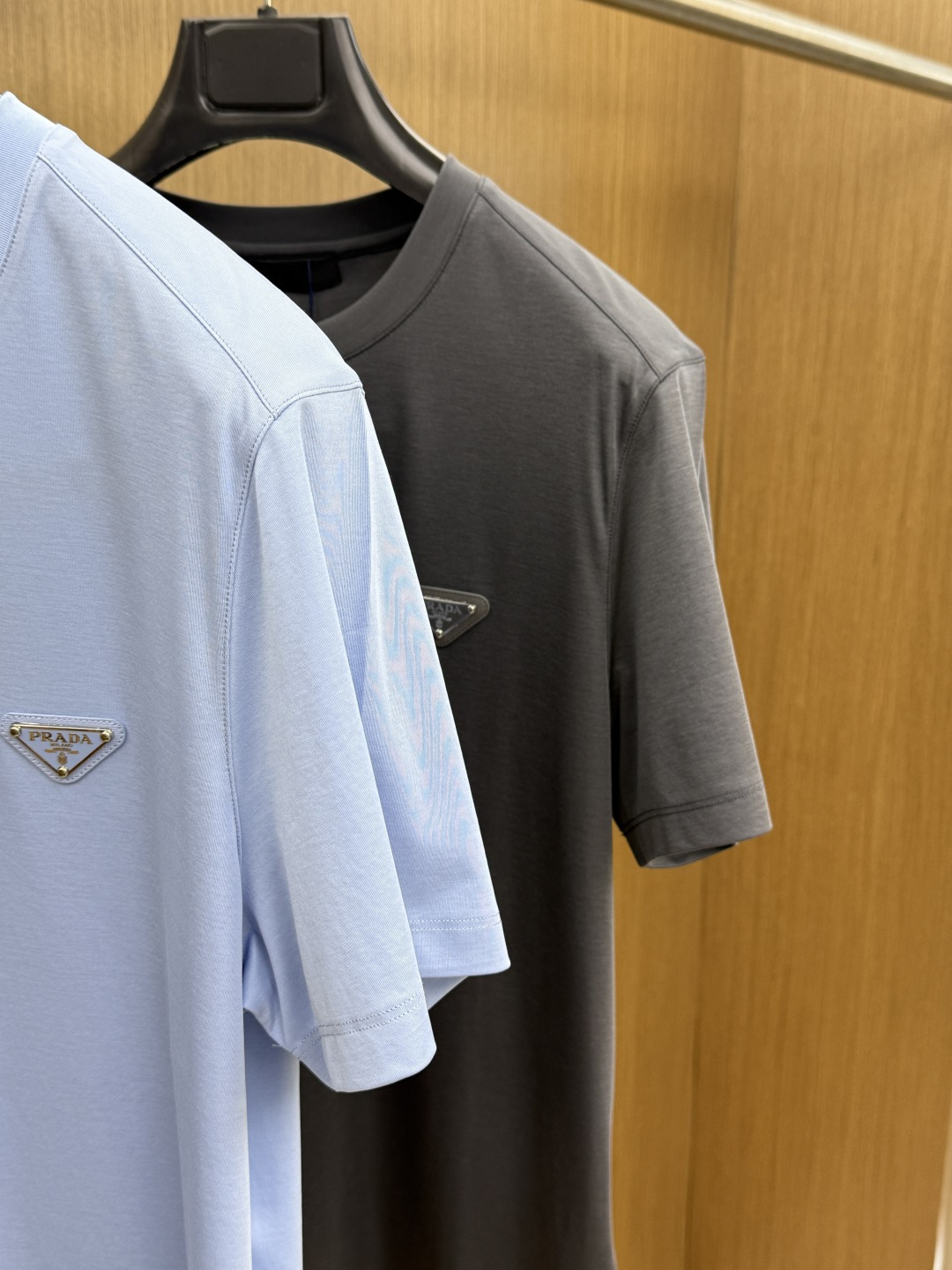 早春 PD 🔥🔥春夏新款首发专柜最新款圆领短袖 高端订制 设计前卫时尚！品牌logo重工艺设计 高端定制