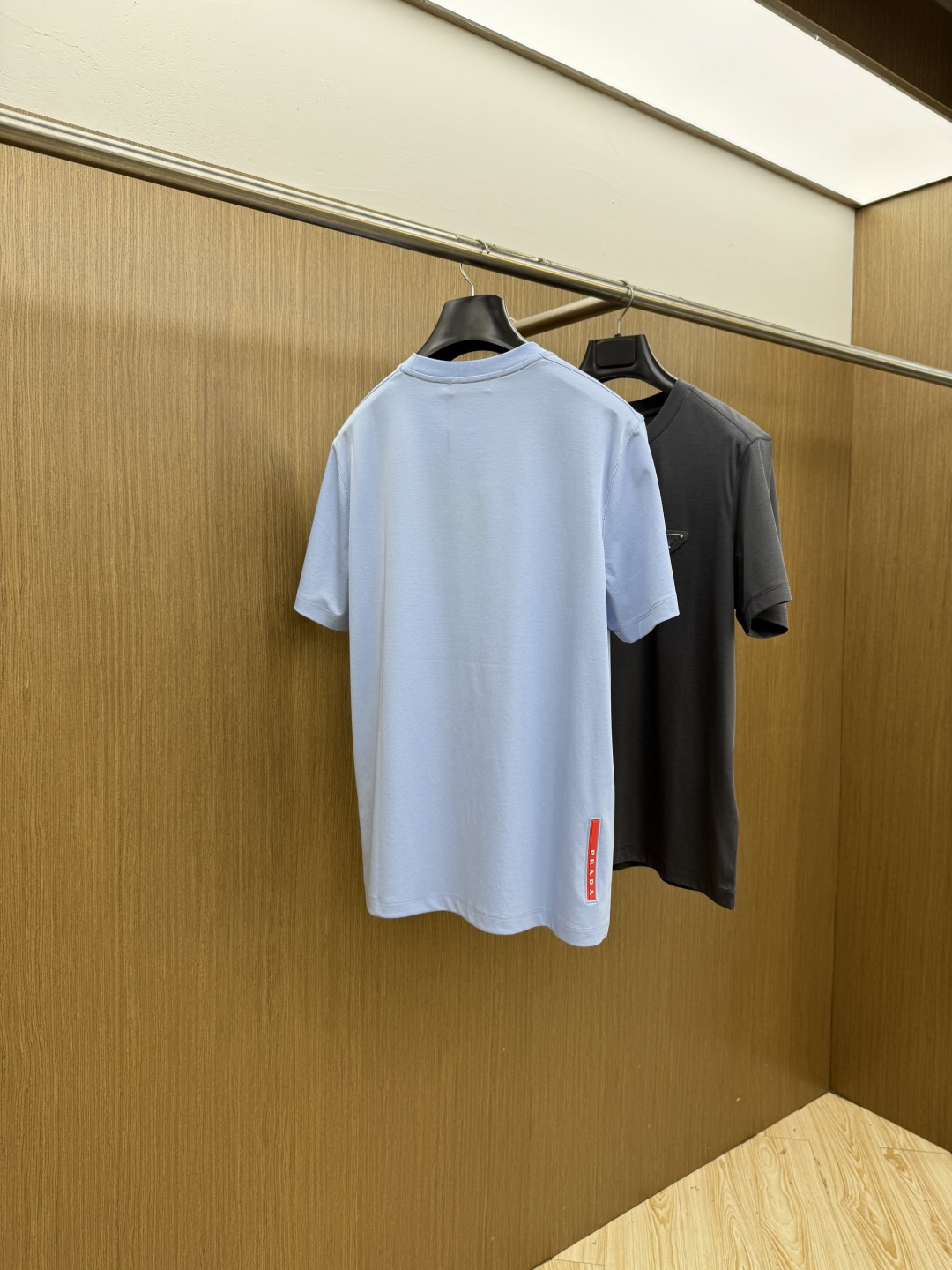 早春 PD 🔥🔥春夏新款首发专柜最新款圆领短袖 高端订制 设计前卫时尚！品牌logo重工艺设计 高端定制