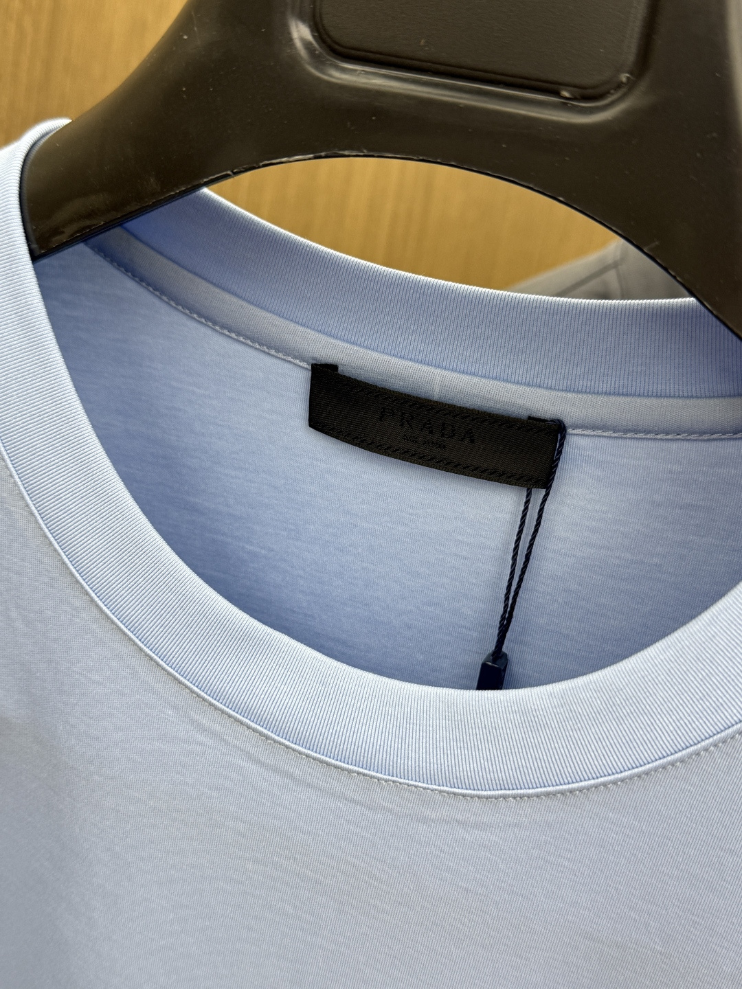 早春 PD 🔥🔥春夏新款首发专柜最新款圆领短袖 高端订制 设计前卫时尚！品牌logo重工艺设计 高端定制