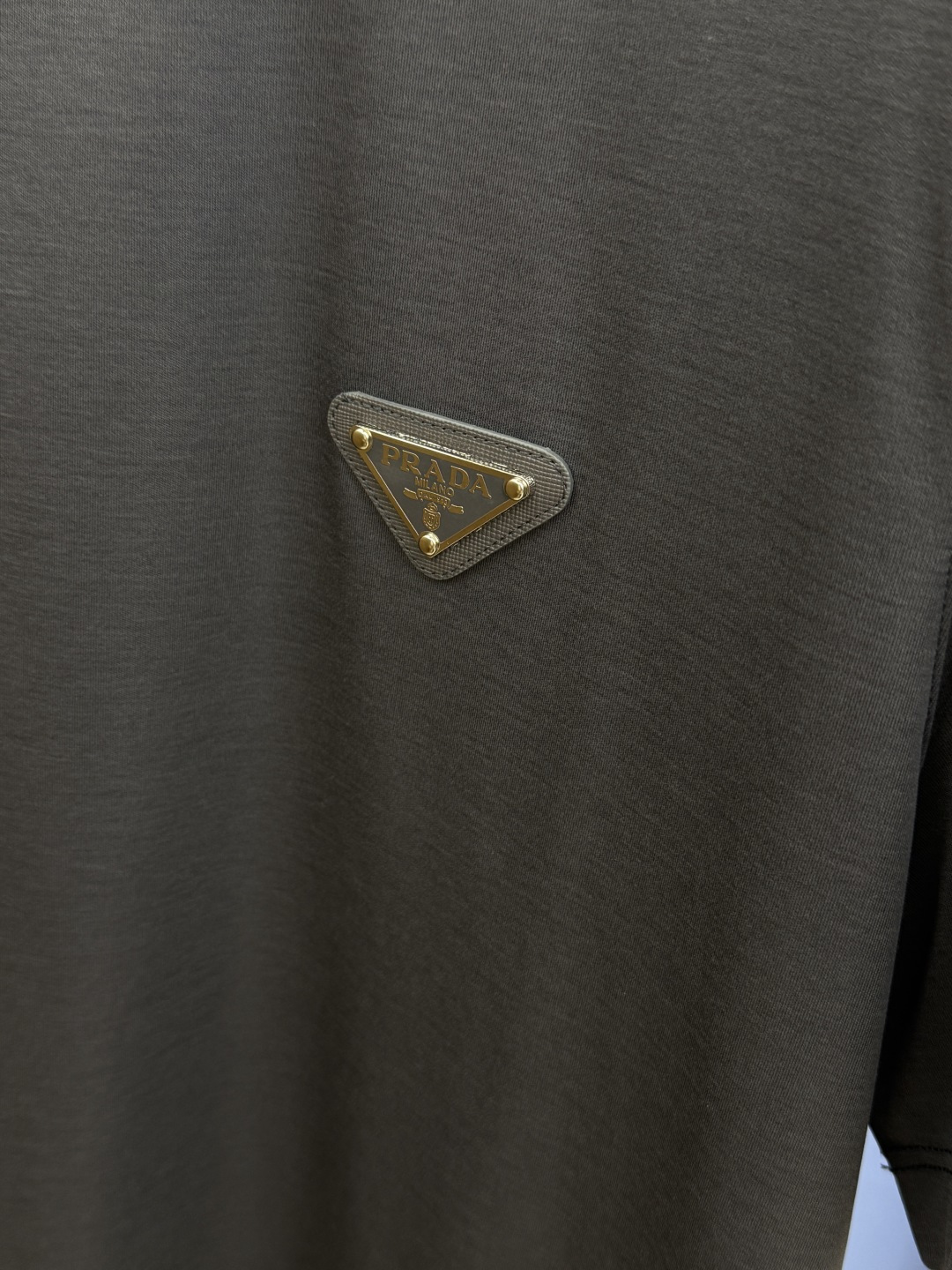 早春 PD 🔥🔥春夏新款首发专柜最新款圆领短袖 高端订制 设计前卫时尚！品牌logo重工艺设计 高端定制