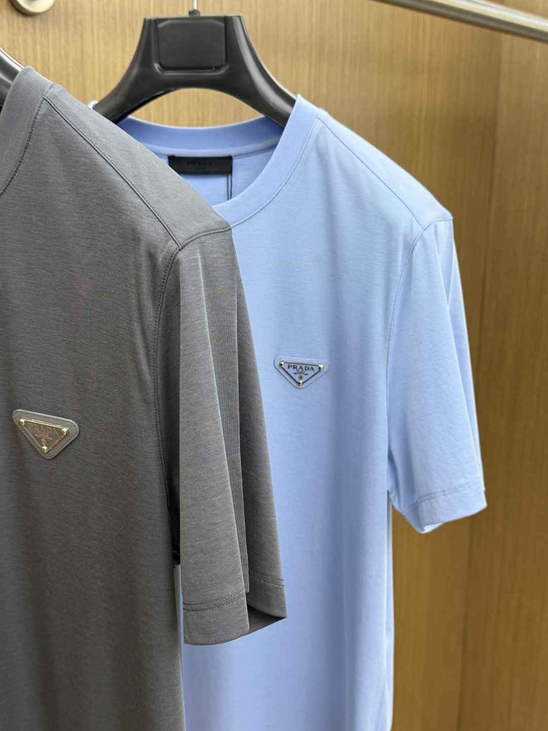 早春 PD 🔥🔥春夏新款首发专柜最新款圆领短袖 高端订制 设计前卫时尚！品牌logo重工艺设计 高端定制