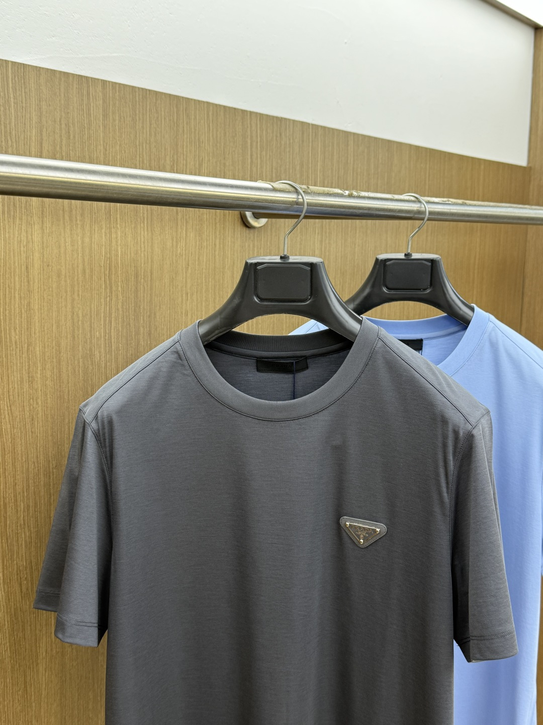 早春 PD 🔥🔥春夏新款首发专柜最新款圆领短袖 高端订制 设计前卫时尚！品牌logo重工艺设计 高端定制