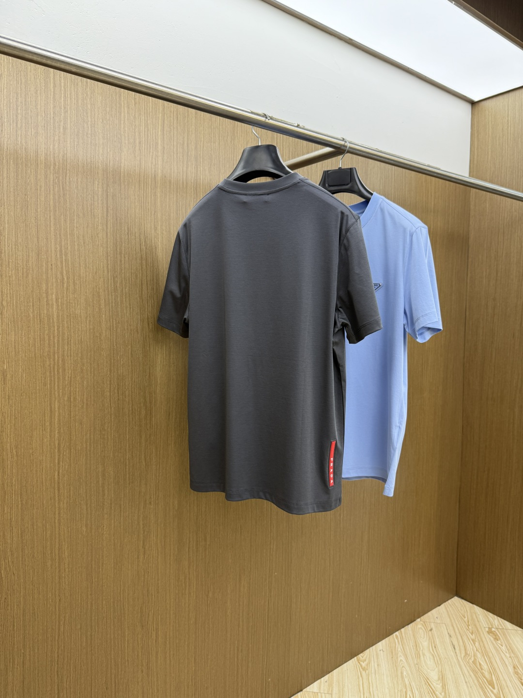 早春 PD 🔥🔥春夏新款首发专柜最新款圆领短袖 高端订制 设计前卫时尚！品牌logo重工艺设计 高端定制