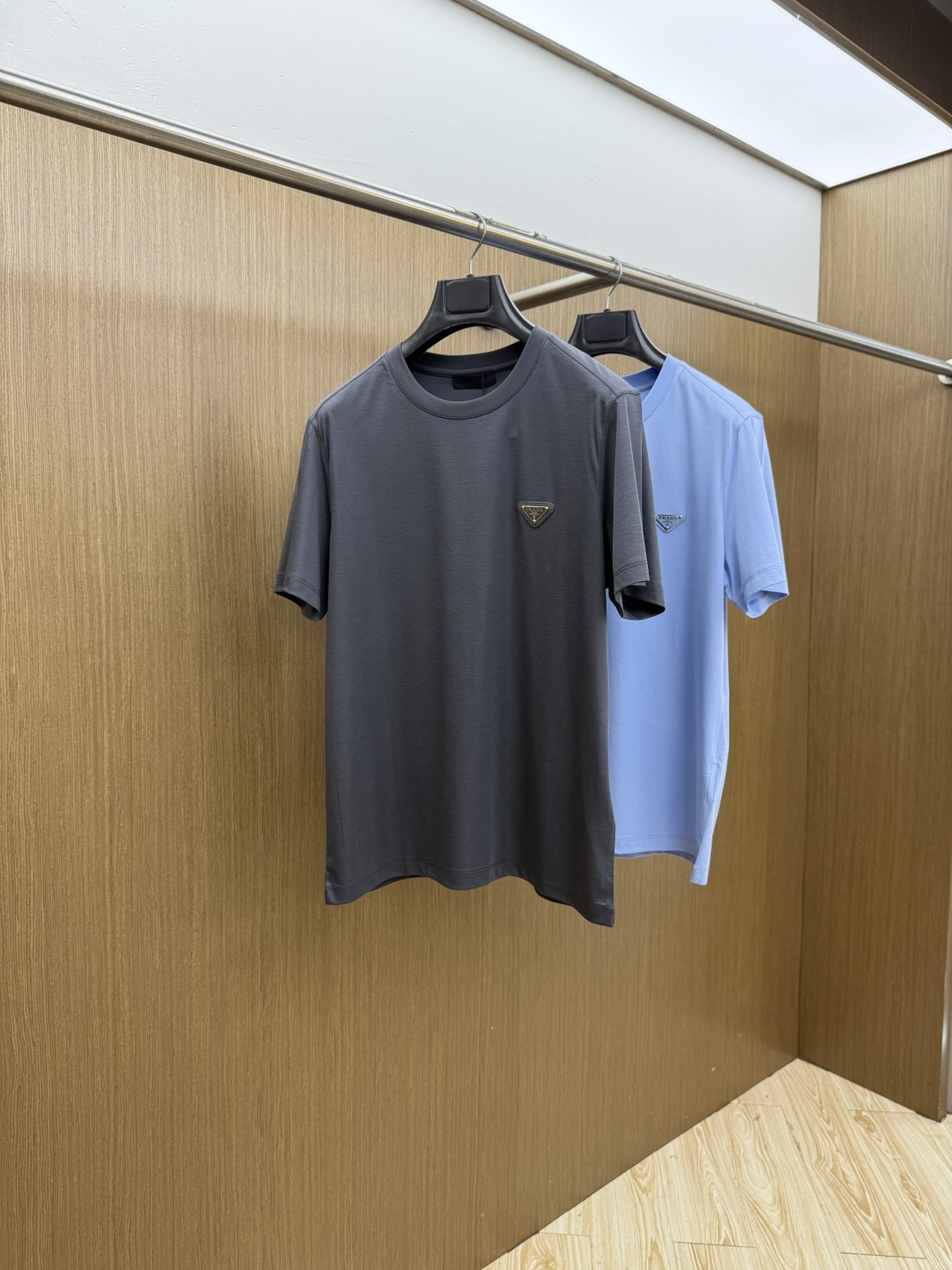 早春 PD 🔥🔥春夏新款首发专柜最新款圆领短袖 高端订制 设计前卫时尚！品牌logo重工艺设计 高端定制