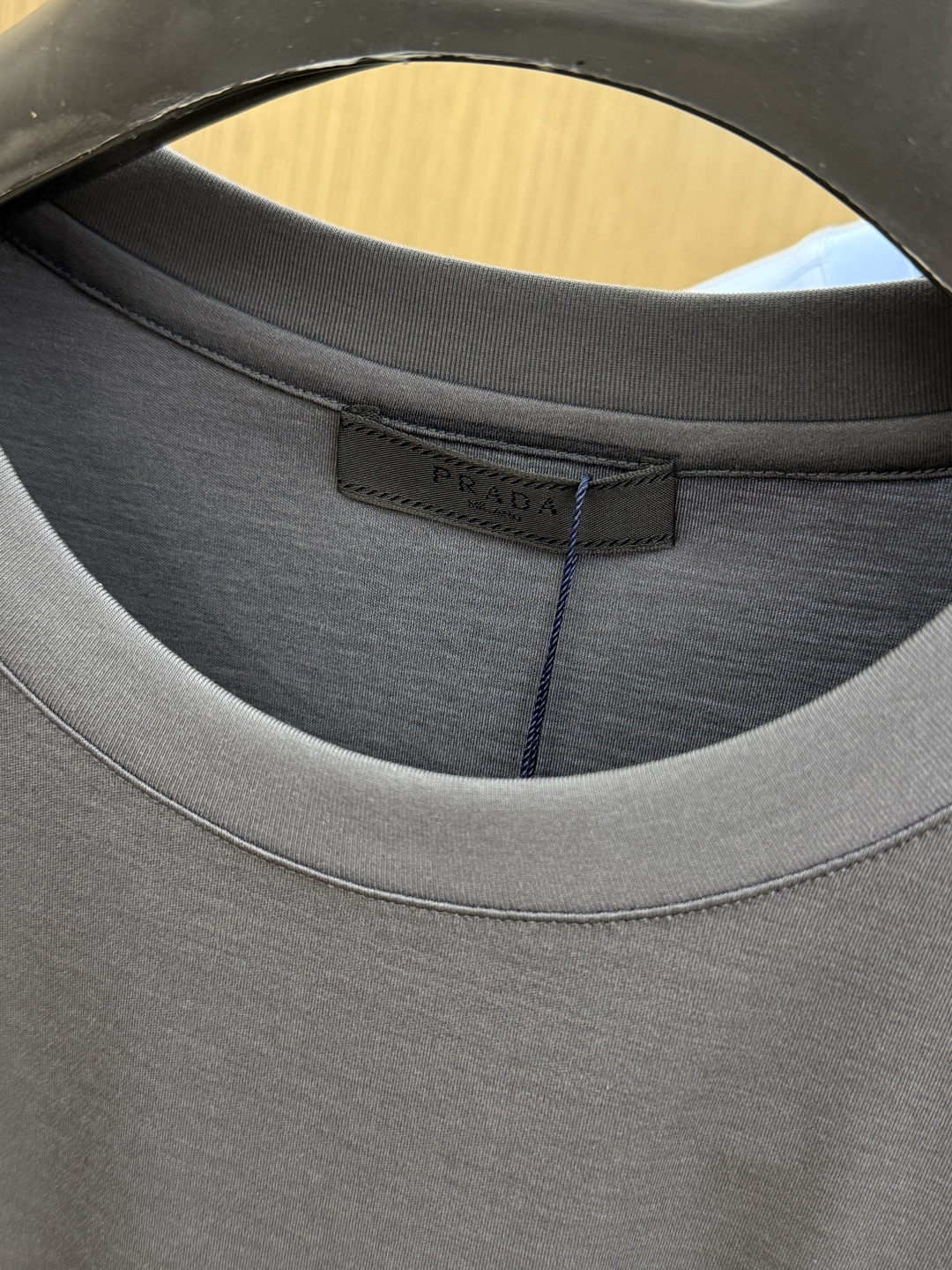 早春 PD 🔥🔥春夏新款首发专柜最新款圆领短袖 高端订制 设计前卫时尚！品牌logo重工艺设计 高端定制