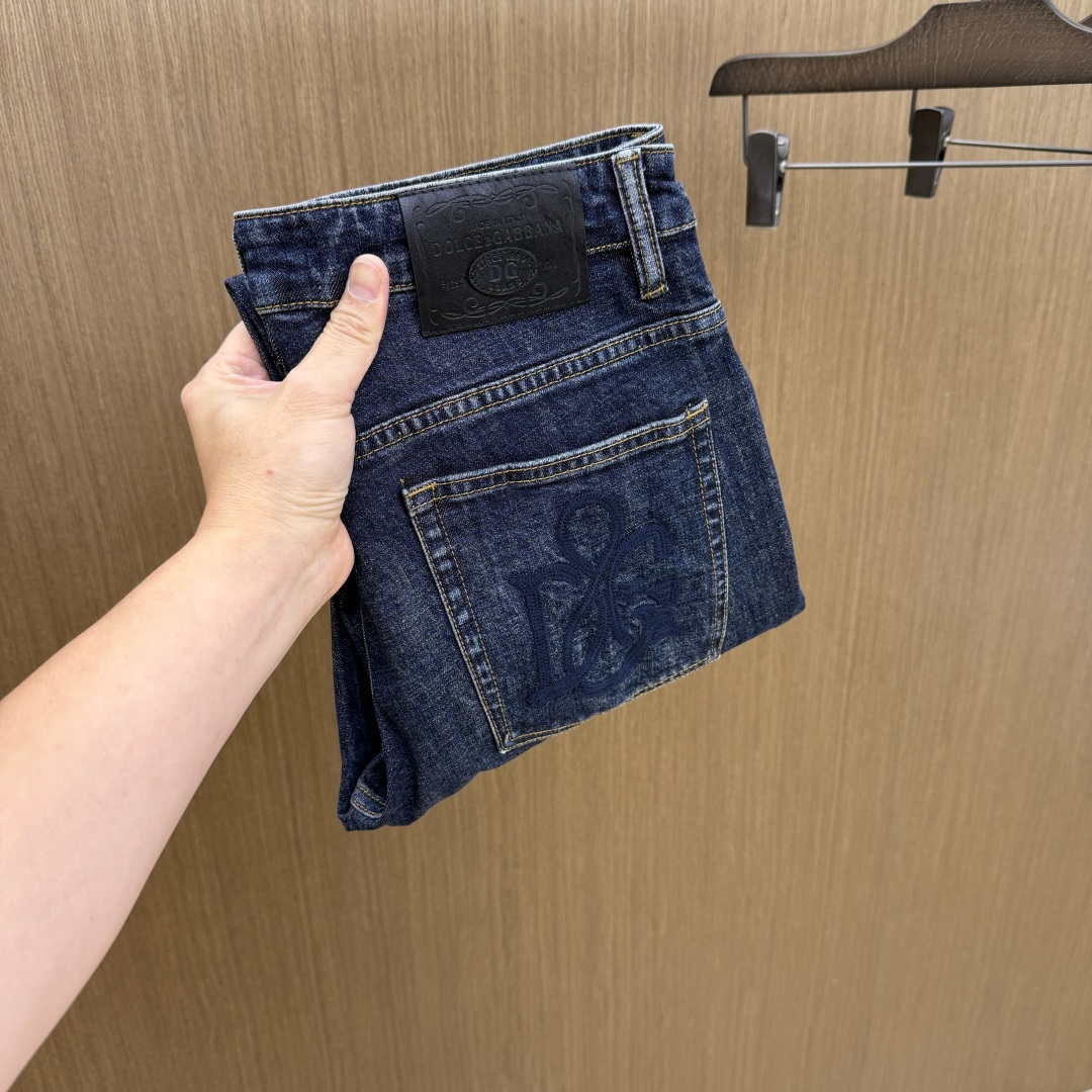 NO:834924,Early spring DG high-end customization, 26ss spring and summer latest original jeans, simultaneously sold at the counter, original customized replicas, customer-supplied hardware accessories, original quality, imported denim fabrics, heavy washing, fine workmanship, and excellent upper body!  Preferred items SIZE: 30-38 no 35 37 Ffc,,jeans,19860909早春 DG 高端定制、26ss春夏最新款原牛仔裤 柜台同步发售 原版定制复刻 客供五金辅料 原单品质 进口牛仔面料重工洗水 做工走线精细 上身绝佳！优选单品 SIZE:30-38无35 37  Ffc,,jeans,,Men's clothing