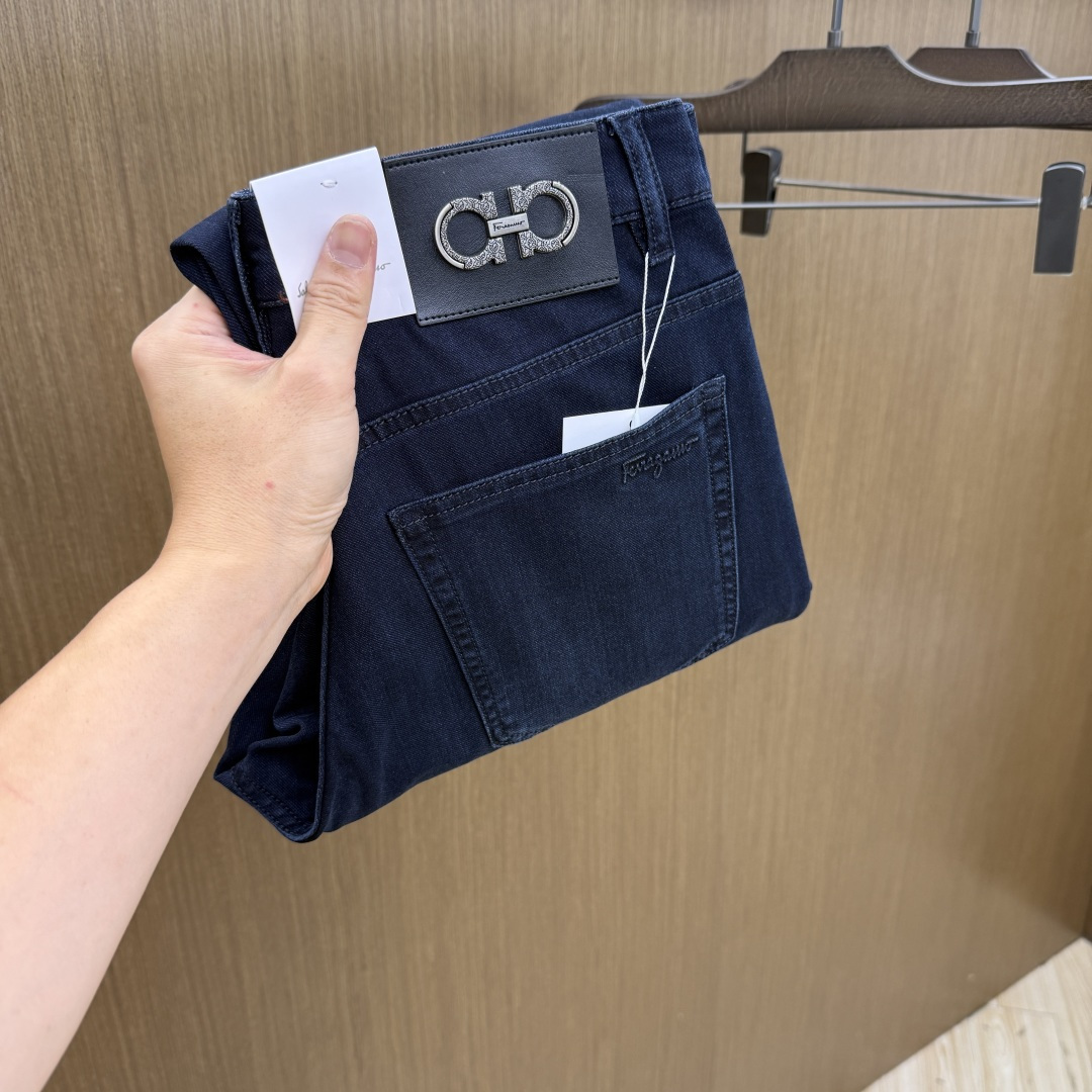 NO:756766,Early spring FG high-end customization 26 early spring new thin jeans, available at the counter simultaneously, original customized replica, customer-supplied hardware accessories, original quality, imported solid color denim fabric, heavy washing, fine workmanship, excellent upper body!  Preferred item, complete with three standards, code size 30-38, no 37 Fax,,jeans,19860909早春款 FG 高端定制 26早春新款薄款牛仔裤 柜台同步发售 原版定制复刻 客供五金辅料 原单品质 进口固色牛仔面料 重工洗水 做工走线精细 上身绝佳！优选单品 三标齐全 码数30-38无37  Fax,,jeans,,Men's clothing