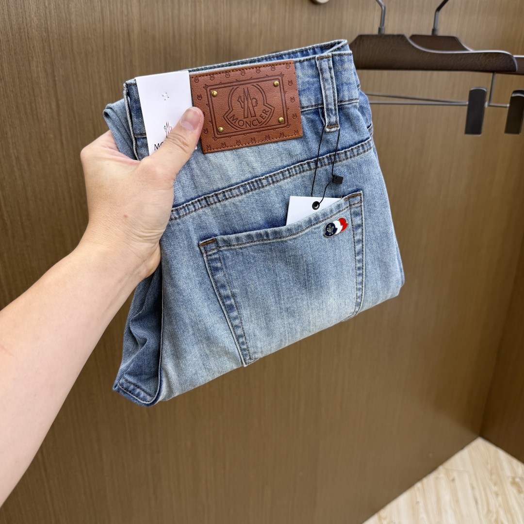 NO:756775,Early spring Mon high-end customization 26 early spring new thin jeans are available at the counter simultaneously. Original customized replicas. Customer-supplied hardware accessories. Original quality. Imported solid-color denim fabrics. Heavy washing. Fine workmanship. Excellent upper body!  Preferred item, complete with three standards, code size 30-38, no 37 Fax,,jeans,19860909早春款 Mon 高端定制 26早春新款薄款牛仔裤 柜台同步发售 原版定制复刻 客供五金辅料 原单品质 进口固色牛仔面料 重工洗水 做工走线精细 上身绝佳！优选单品 三标齐全 码数30-38无37  Fax,,jeans,,Men's clothing