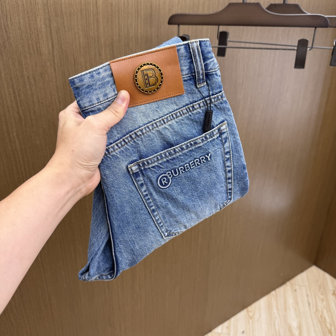 NO:756758,Early spring style BBR high-end customization 26 early spring new thin jeans are sold simultaneously at the counter. Original customized replicas. Customer-supplied hardware accessories. Original quality. Imported solid color denim fabric. Heavy washing. Fine workmanship. Excellent upper body!  Preferred item, complete with three standards, code size 30-38, no 37 Fax,,jeans,19860909早春款 BBR 高端定制 26早春新款薄款牛仔裤 柜台同步发售 原版定制复刻 客供五金辅料 原单品质 进口固色牛仔面料 重工洗水 做工走线精细 上身绝佳！优选单品 三标齐全 码数30-38无37  Fax,,jeans,,Men's clothing