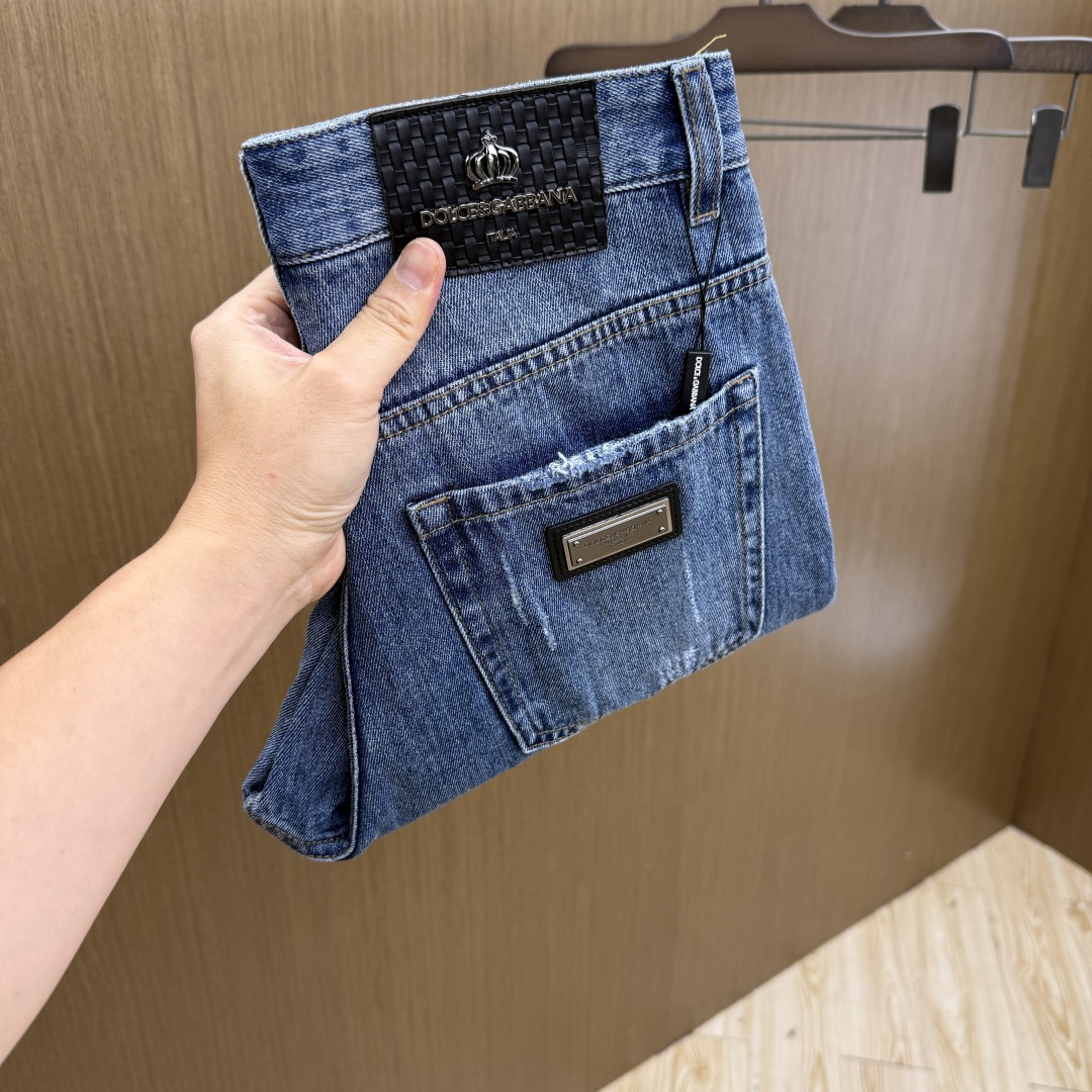 NO:756761,Early spring DG high-end custom-made 26 early spring new thin jeans, available at the counter simultaneously, original customized replica, customer-supplied hardware accessories, original quality, imported solid color denim fabric, heavy washing, fine workmanship, excellent upper body!  Preferred item, complete with three standards, code size 30-38, no 37 Fax,,jeans,19860909早春款 DG 高端定制 26早春新款薄款牛仔裤 柜台同步发售 原版定制复刻 客供五金辅料 原单品质 进口固色牛仔面料 重工洗水 做工走线精细 上身绝佳！优选单品 三标齐全 码数30-38无37  Fax,,jeans,,Men's clothing