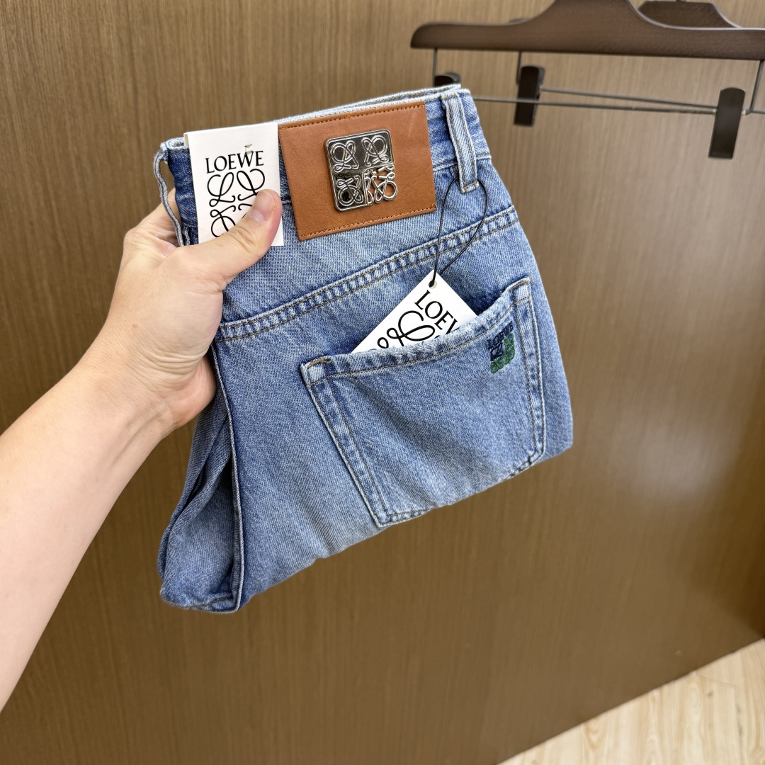 NO:756764,Early spring style LOE high-end customization 26 early spring new thin jeans are available at the counter simultaneously. Original customized replicas. Customer-supplied hardware accessories. Original quality. Imported solid color denim fabric. Heavy washing. Fine workmanship. Excellent upper body!  Preferred single product, complete with three standards, code size 30-38, no 37 Fax,,loewe,jeans,19860909早春款 LOE 高端定制 26早春新款薄款牛仔裤 柜台同步发售 原版定制复刻 客供五金辅料 原单品质 进口固色牛仔面料 重工洗水 做工走线精细 上身绝佳！优选单品 三标齐全 码数30-38无37  Fax,,loewe,jeans,,Men's clothing