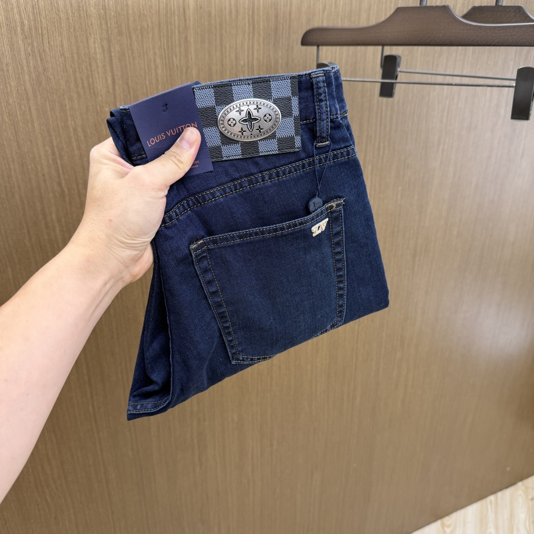NO:756767,Early spring LV high-end custom-made 26 early spring new thin jeans are available at the counter simultaneously. Original customized replicas. Customer-supplied hardware accessories. Original quality. Imported solid-color denim fabrics. Heavy washing. Fine workmanship. Excellent upper body!  Preferred single product, complete with three standards, size 30-38, no 37 Fax, Louis Vuitton, Jeans,19860909早春款 LV 高端定制 26早春新款薄款牛仔裤 柜台同步发售 原版定制复刻 客供五金辅料 原单品质 进口固色牛仔面料 重工洗水 做工走线精细 上身绝佳！优选单品 三标齐全 码数30-38无37  Fax,,louis vuitton,jeans,,Men's clothing