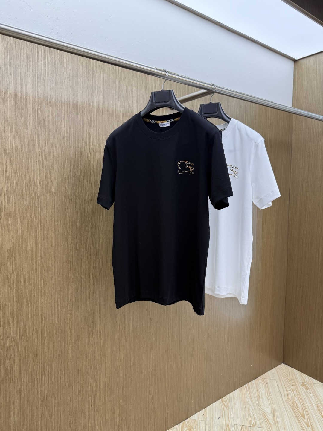 NO:756773,Early Spring BBR Advanced Customization 2026 Spring and Summer · High-end Customized T-shirts】Specially Recommended Series Customized fabric imported from Peru×Top mercerization process Advanced body feel silky smooth, excellent breathability and not stuffy Core technology Heavy industry three-dimensional logo, counter-level precision stitching Comfortable fit and neat shape, body modification Classic black and white two-color Size S-3XL Micro wide version D10, tees, t-shirt,19860909早春 BBR 高级定制 2026春夏 · 高阶定制T恤】特别推荐系列  定制面料秘鲁进口匹马棉 × 顶级丝光工艺  高级体感蚕丝般柔滑,卓越透气不闷热  核心工艺重工立体Logo,专柜级精密车线  舒适版型挺括利落,修饰身材  经典黑白双色  尺码S-3XL 微阔版型  D10,,tees，t-shirt,,Men's clothing