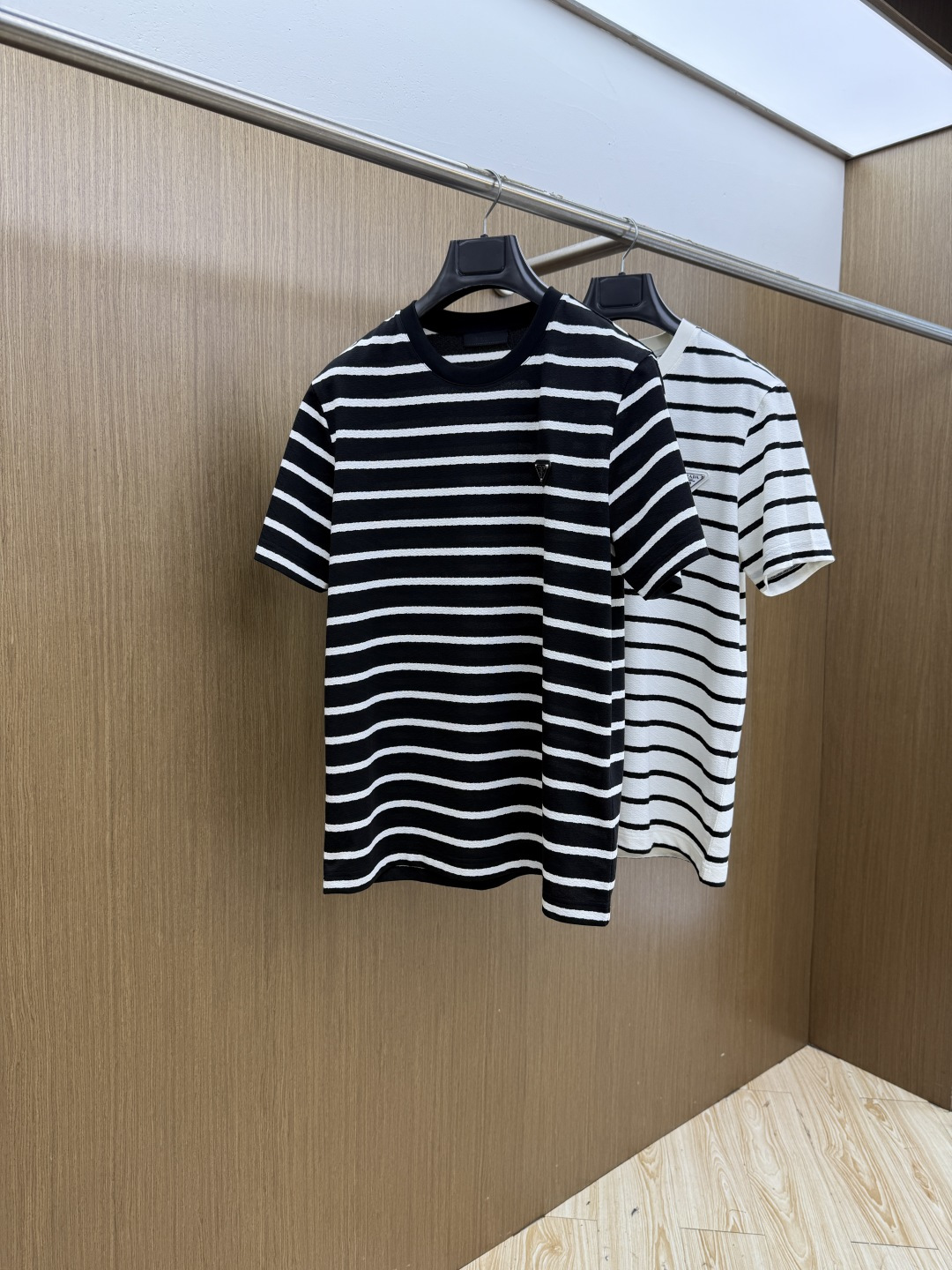 NO:756776,Early Spring PD Advanced Customization 2026 Spring and Summer · High-end Customized T-shirts】Specially Recommended Series Customized fabric imported from Peru×Top mercerization process High-grade body feeling silky smooth, excellent breathability and not stuffy Core technology Heavy-duty three-dimensional logo, counter-level precision stitching Comfortable version crisp and neat, body-modifying Classic black and white two-color Size S-3XL Micro-wide version D10, tees, t-shirt,19860909早春 PD 高级定制 2026春夏 · 高阶定制T恤】特别推荐系列  定制面料秘鲁进口匹马棉 × 顶级丝光工艺  高级体感蚕丝般柔滑,卓越透气不闷热  核心工艺重工立体Logo,专柜级精密车线  舒适版型挺括利落,修饰身材  经典黑白双色  尺码S-3XL 微阔版型  D10,,tees，t-shirt,,Men's clothing