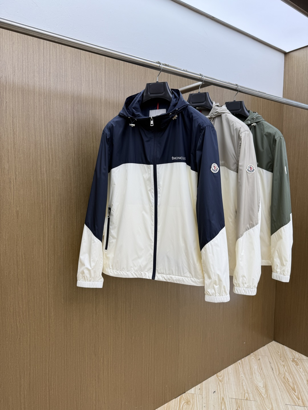 NO:756779,Early spring Moncler spring 2026 latest fashion designer down jacket. Every detail shows craftsmanship and enough advanced structural tailoring design changes to show men's diverse image changes. It is slim and neat, and tailored to meet the current popular multi-layered outfits. Versatile style for life. Code number 12345 Fmo,, jackets & coats, down jacket,19860909早春 Moncler 春款2026最新款时尚设计师款羽绒外套.处处细节显工艺足够的高级结构性剪裁的设计改变来展现男士多样的形象变化,修身利落、剪裁合体,满足时下正流行的多层次穿搭,生活百搭款式 码数12345  Fmo,,jackets & coats,down jacket,,Men's clothing