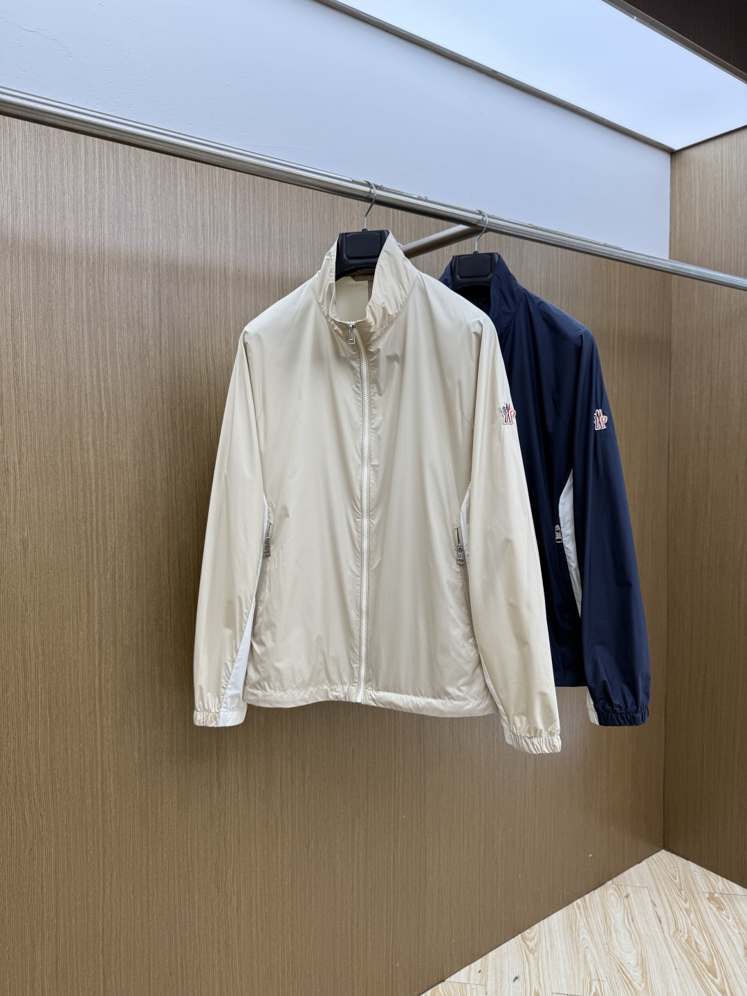 NO:756782,Early spring Moncler spring 2026 latest fashion designer down jacket. Every detail shows craftsmanship, and the design changes are enough high-end structural tailoring to show men's diverse image changes. It is slim and neat, and tailored to meet the popular multi-layered outfits. Versatile style for life. Code number: 12345 fmo,, jackets & coats, down jacket,19860909早春 Moncler 春款2026最新款时尚设计师款羽绒外套.处处细节显工艺足够的高级结构性剪裁的设计改变来展现男士多样的形象变化,修身利落、剪裁合体,满足时下正流行的多层次穿搭,生活百搭款式 码数12345 fmo,,jackets & coats,down jacket,,Men's clothing