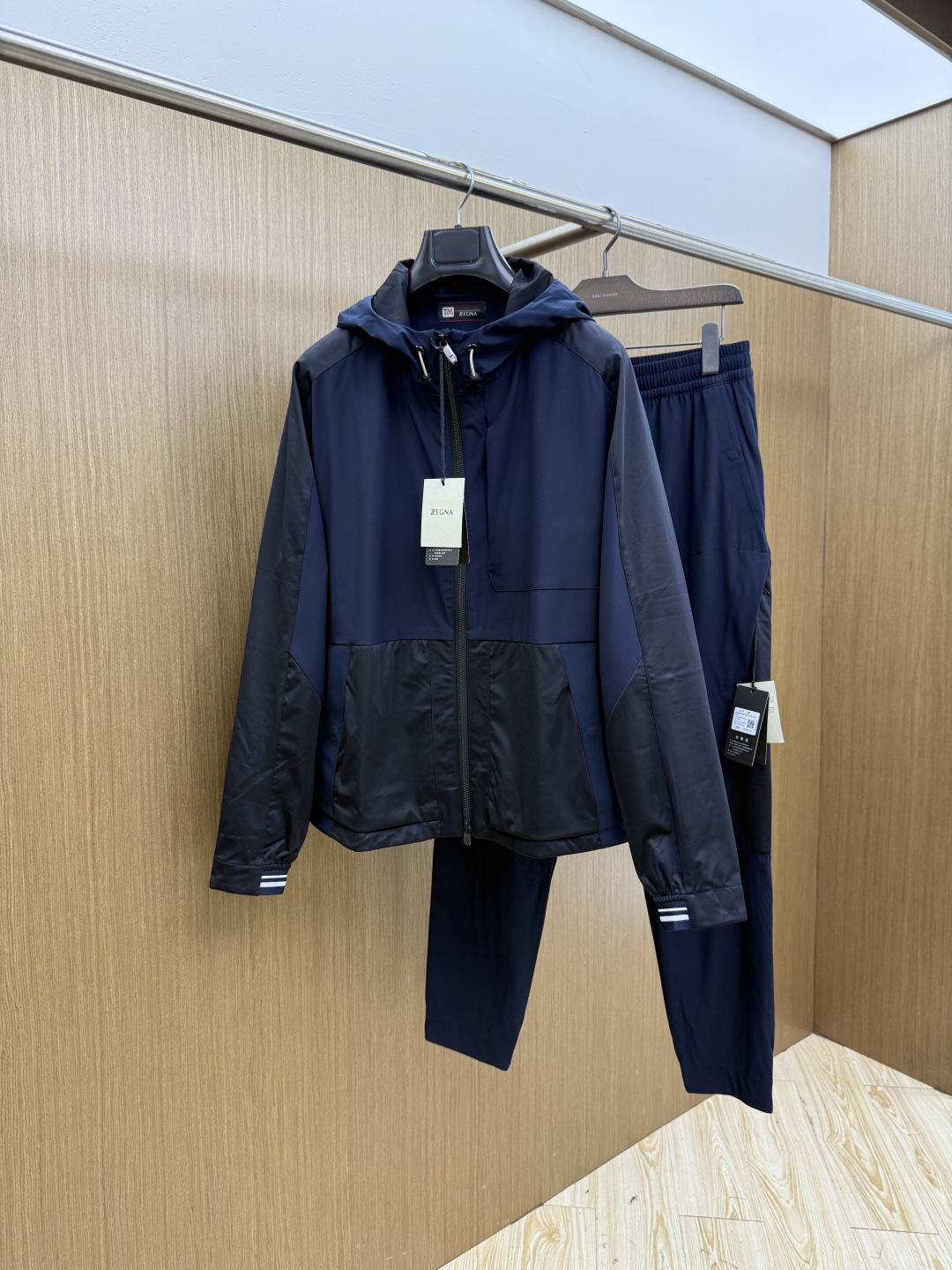 NO:759144,Early spring/set ZZ High-end customization 26FW spring and summer new high-end casual hooded suit. Original imported fabric is soft, breathable, wide and stylish. Customized hardware. Essential for business and leisure. Fine and perfect workmanship details. Classic logo logo on front pocket and back pocket. Best choice to keep for yourself. Full of high-end feeling. Specially recommended by the store. Size S-XXL C10,,hats,19860909早春/套 ZZ 高端定制 26FW春夏新款高档休闲连帽套装 原版进口面料柔软透气挺阔有型 定制五金 商务休闲必备 做工细节精细完美 前袋后袋经典logo标识 自留送人最佳选择 高级感满满的 店家特别推荐款 码数S-XXL C10,,hats,,Men's clothing