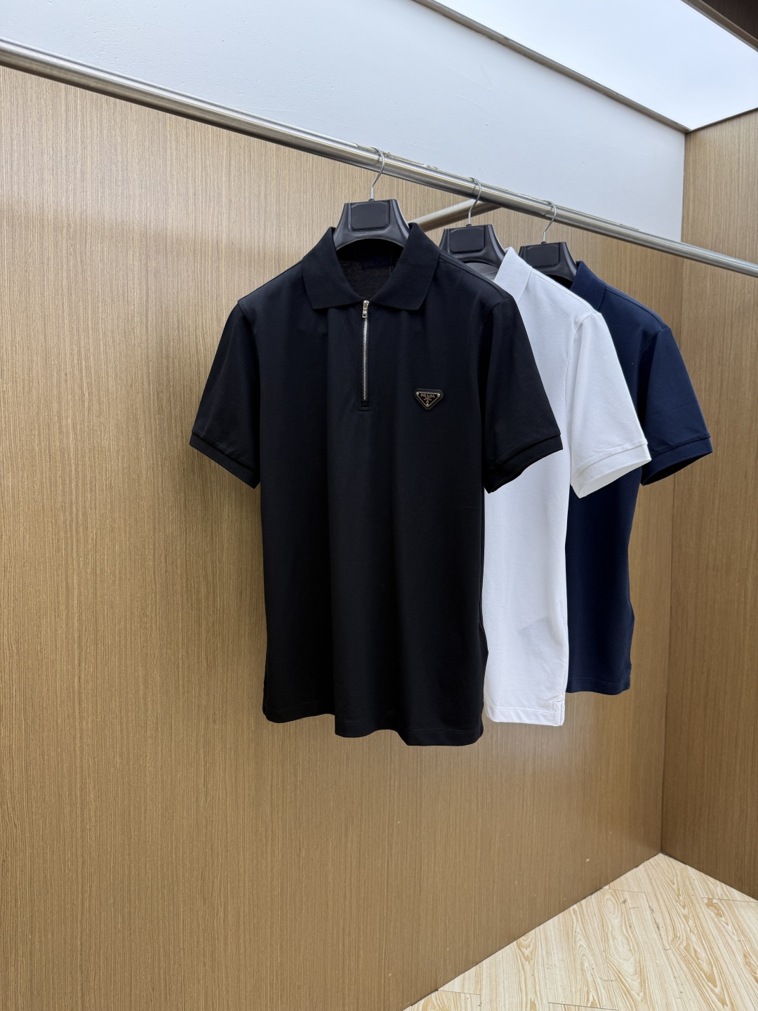 NO:834947,Early spring PD 1956 Early spring exclusive new original men's casual lapel polo short sleeves. High-end customization. High-end version. Fashionable and versatile imported fabrics. Super soft and delicate feel. Skin-friendly and comfortable to wear. High-end boutique. The upper body is exquisitely made by the OEM. A must-have item for men. Complete with three standards. Size: M-2XL c11,, T-shirt,19860909早春 PD 1956早春独家专供新款原单男士休闲翻领polo短袖 高端定制 高端版本 时尚百搭爆款进口面料 手感超柔软细腻 穿着亲肤舒适 高端精品 代工厂精细做上身非常赞 男士必备单品 三标齐全 码数:M-2XL c11,,T-shirt,,Men's clothing