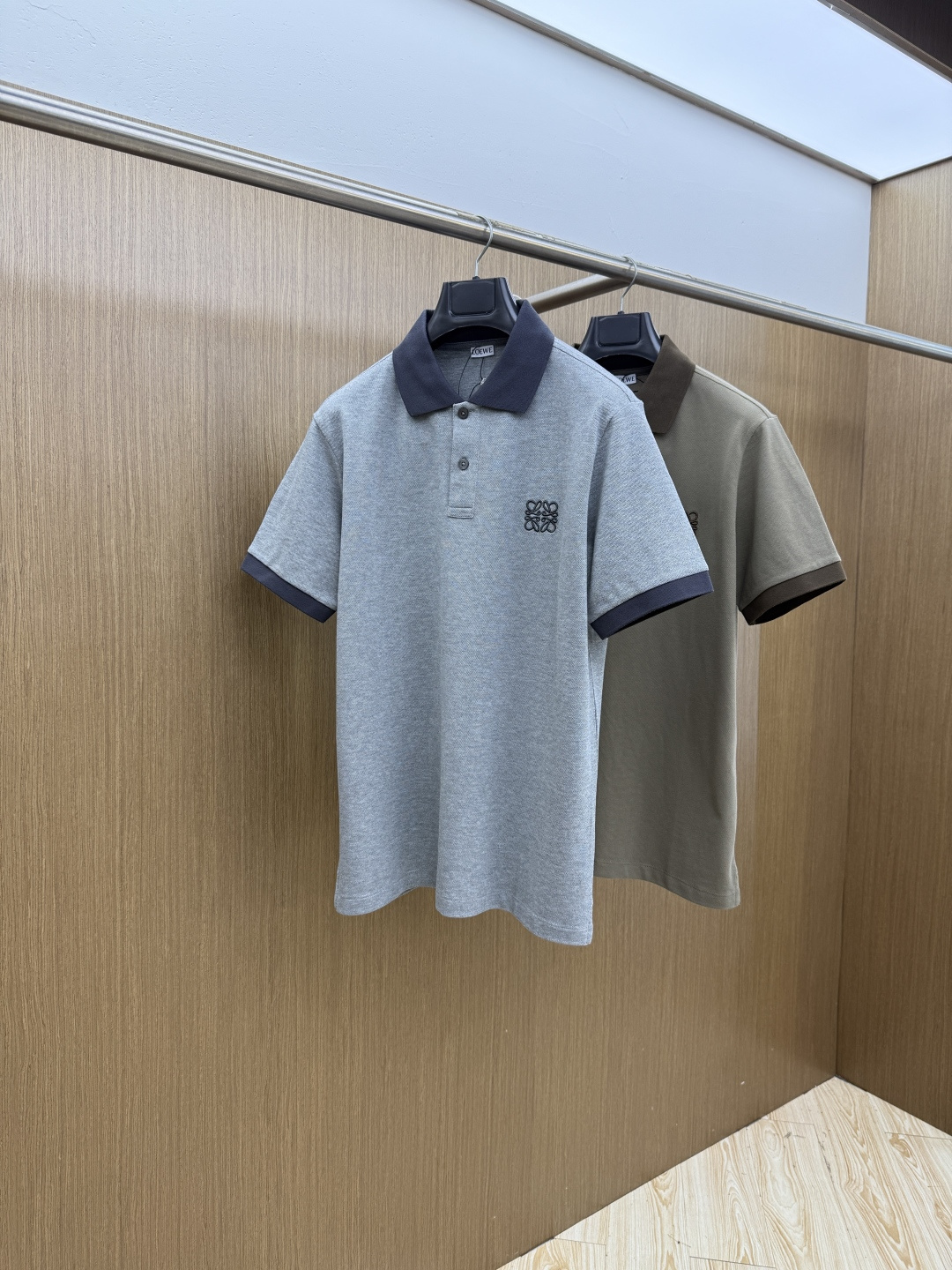 NO:834952,Early Spring LOE 1956 Early Spring exclusive new original men's casual lapel polo short sleeves High-end customization High-end version Fashionable and versatile imported fabrics Super soft and delicate to the touch Skin-friendly and comfortable to wear High-end boutique The upper body made by the OEM is very good Men's must-have items Complete with three standards Size: M-2XL c11, loewe, T-shirt,19860909早春 LOE 1956早春独家专供新款原单男士休闲翻领polo短袖 高端定制 高端版本 时尚百搭爆款进口面料 手感超柔软细腻 穿着亲肤舒适 高端精品 代工厂精细做上身非常赞 男士必备单品 三标齐全 码数:M-2XL c11,,loewe,T-shirt,,Men's clothing