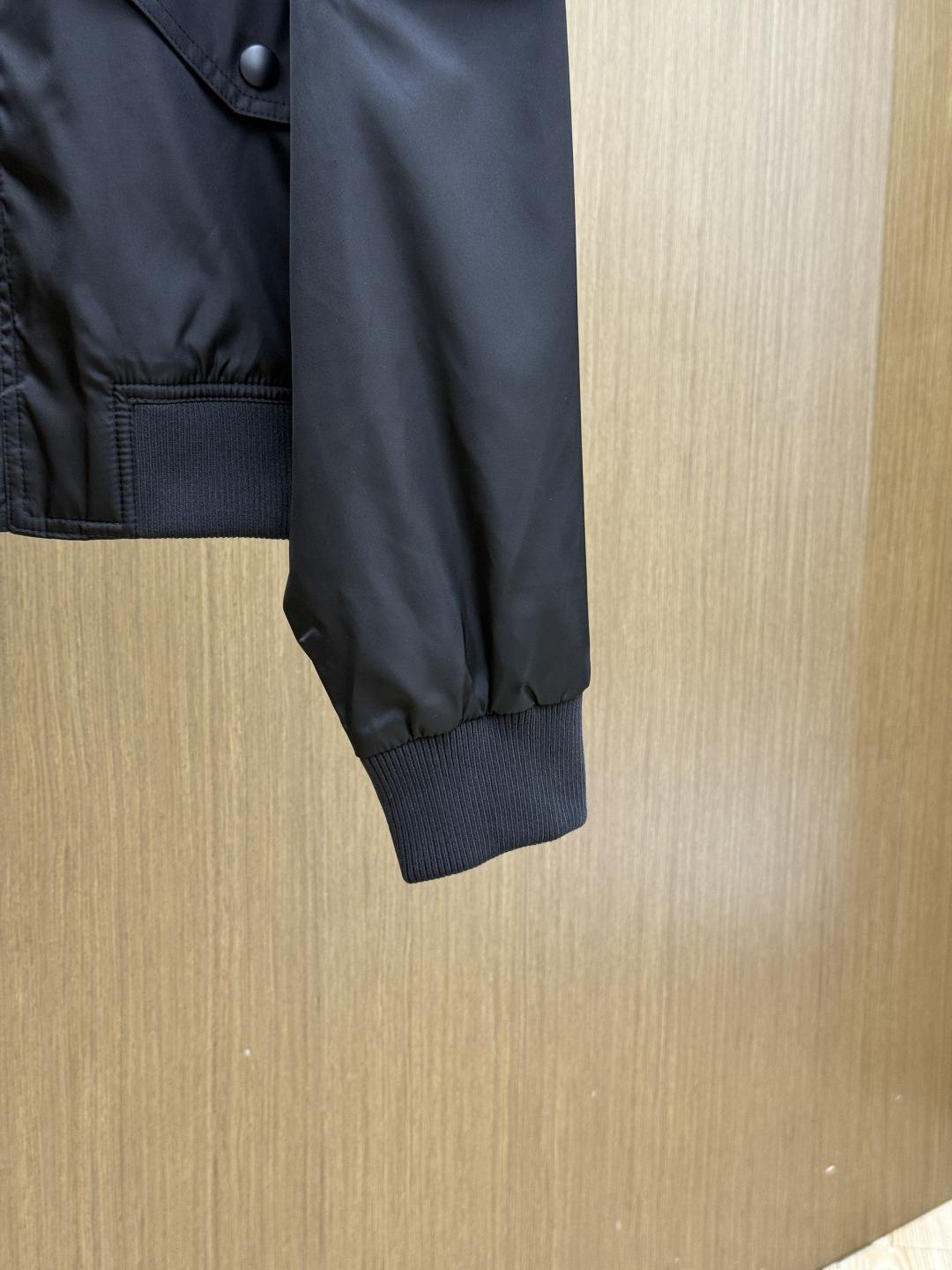 早春 PD 🔥年早春新款专柜同款棒球休闲夹克，商务休闲两不误！面料采用聚酯纤维防风防水面料，内里聚酯纤维