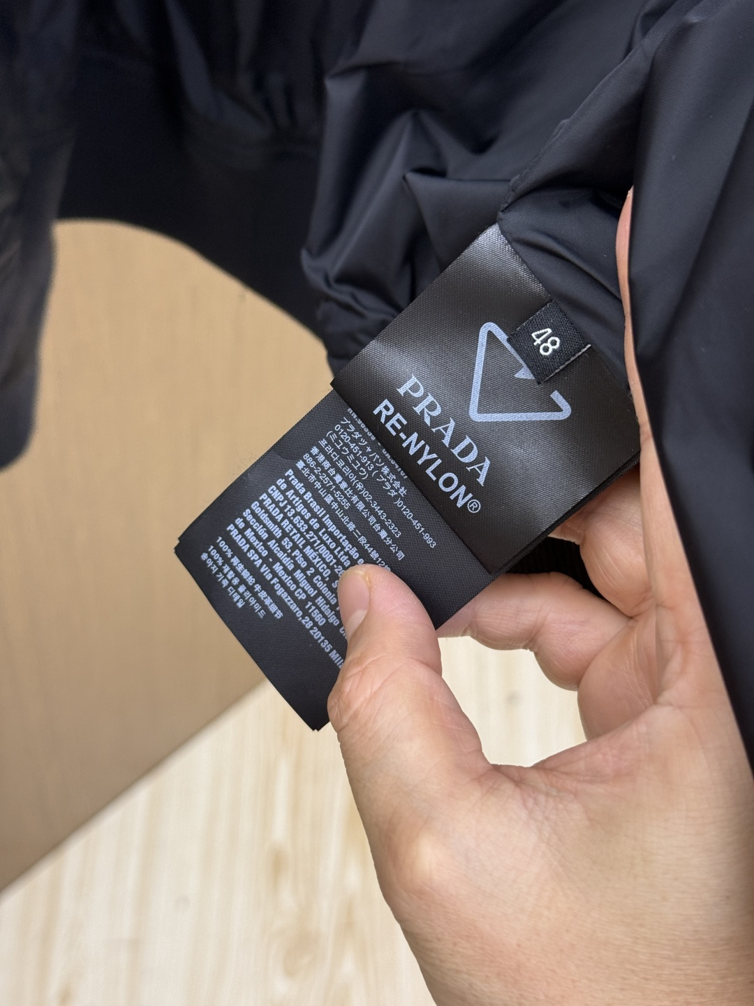 早春 PD 🔥年早春新款专柜同款棒球休闲夹克，商务休闲两不误！面料采用聚酯纤维防风防水面料，内里聚酯纤维