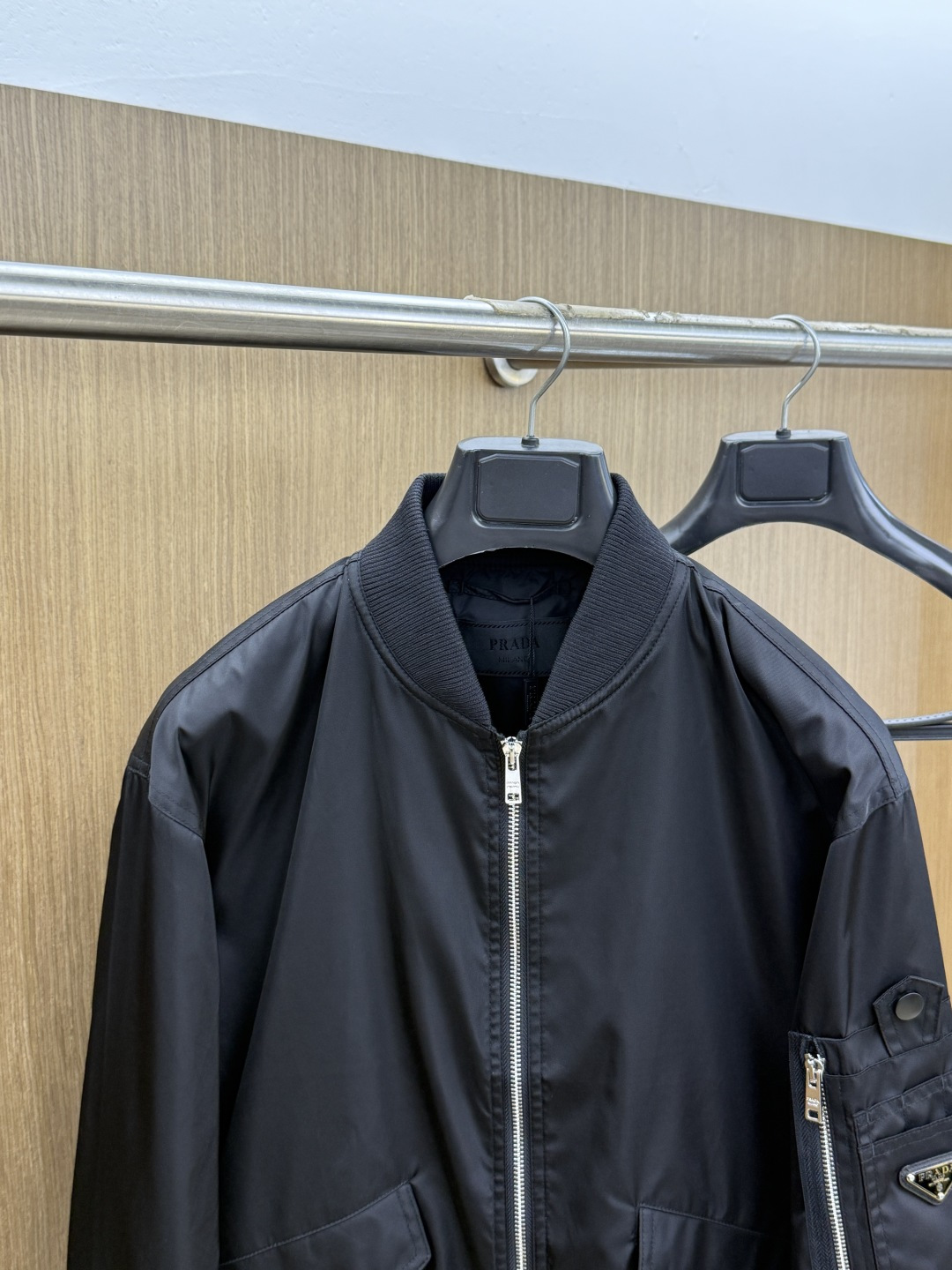 早春 PD 🔥年早春新款专柜同款棒球休闲夹克，商务休闲两不误！面料采用聚酯纤维防风防水面料，内里聚酯纤维