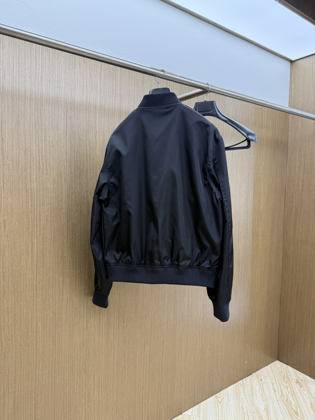 早春 PD 🔥年早春新款专柜同款棒球休闲夹克，商务休闲两不误！面料采用聚酯纤维防风防水面料，内里聚酯纤维