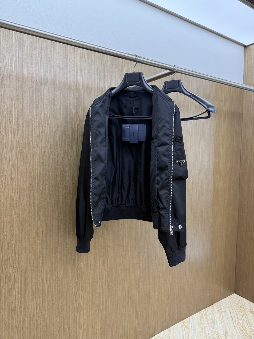 早春 PD 🔥年早春新款专柜同款棒球休闲夹克，商务休闲两不误！面料采用聚酯纤维防风防水面料，内里聚酯纤维