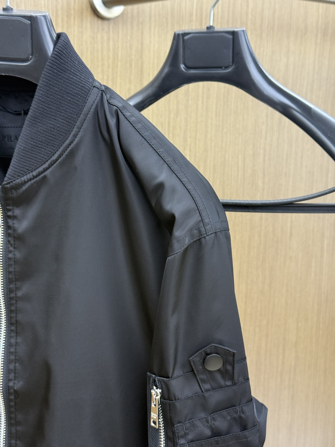 早春 PD 🔥年早春新款专柜同款棒球休闲夹克，商务休闲两不误！面料采用聚酯纤维防风防水面料，内里聚酯纤维