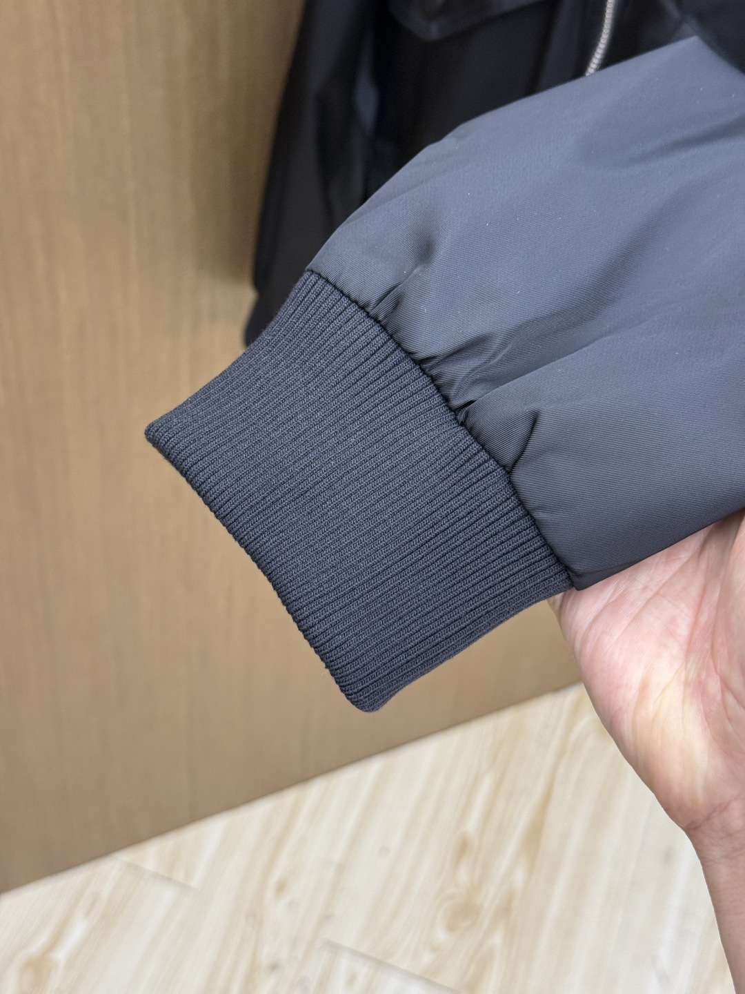 早春 PD 🔥年早春新款专柜同款棒球休闲夹克，商务休闲两不误！面料采用聚酯纤维防风防水面料，内里聚酯纤维