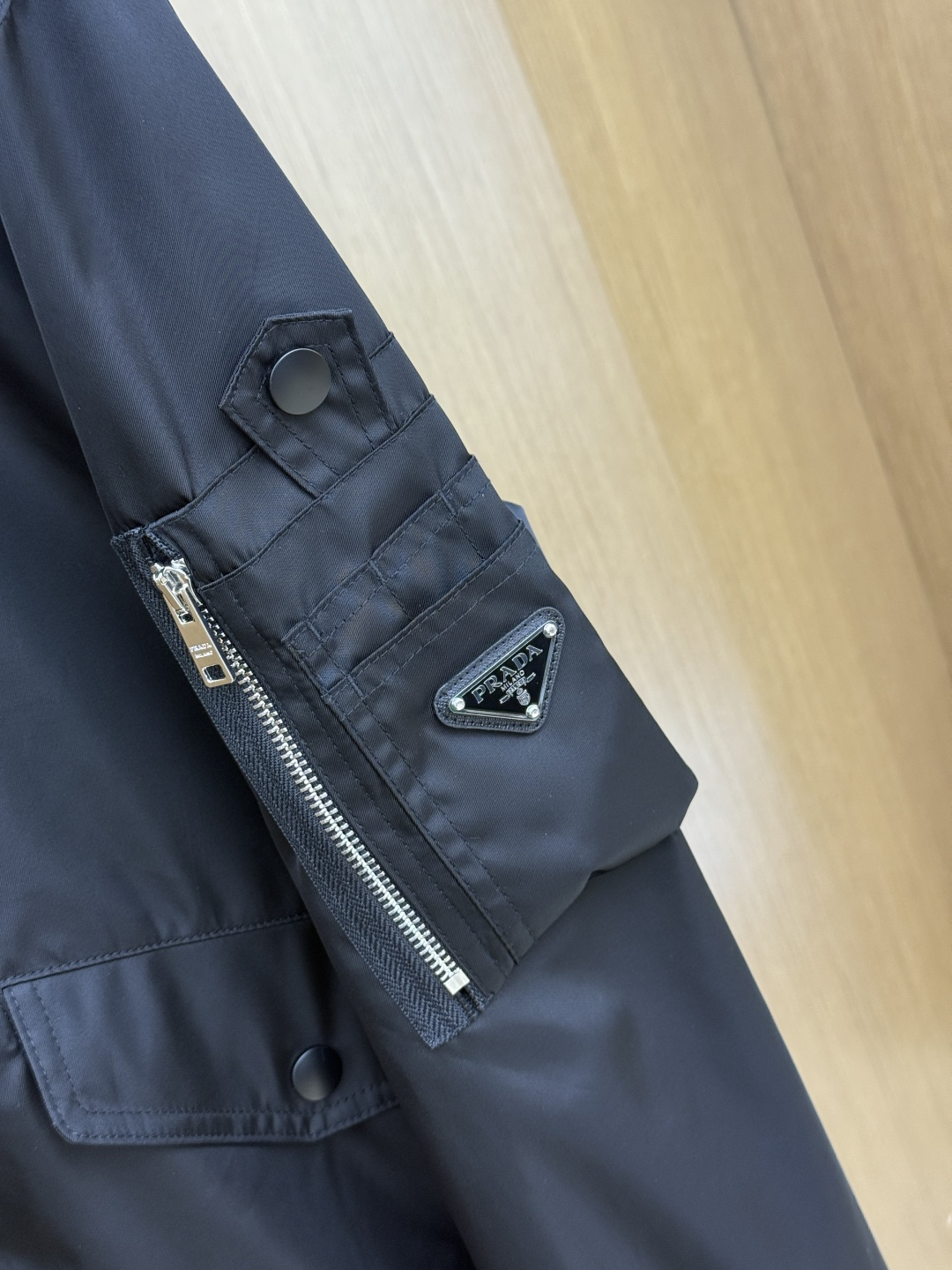 早春 PD 🔥年早春新款专柜同款棒球休闲夹克，商务休闲两不误！面料采用聚酯纤维防风防水面料，内里聚酯纤维