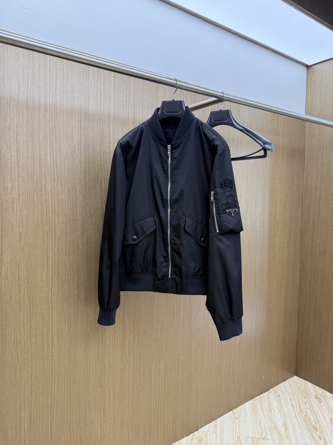 早春 PD 🔥年早春新款专柜同款棒球休闲夹克，商务休闲两不误！面料采用聚酯纤维防风防水面料，内里聚酯纤维