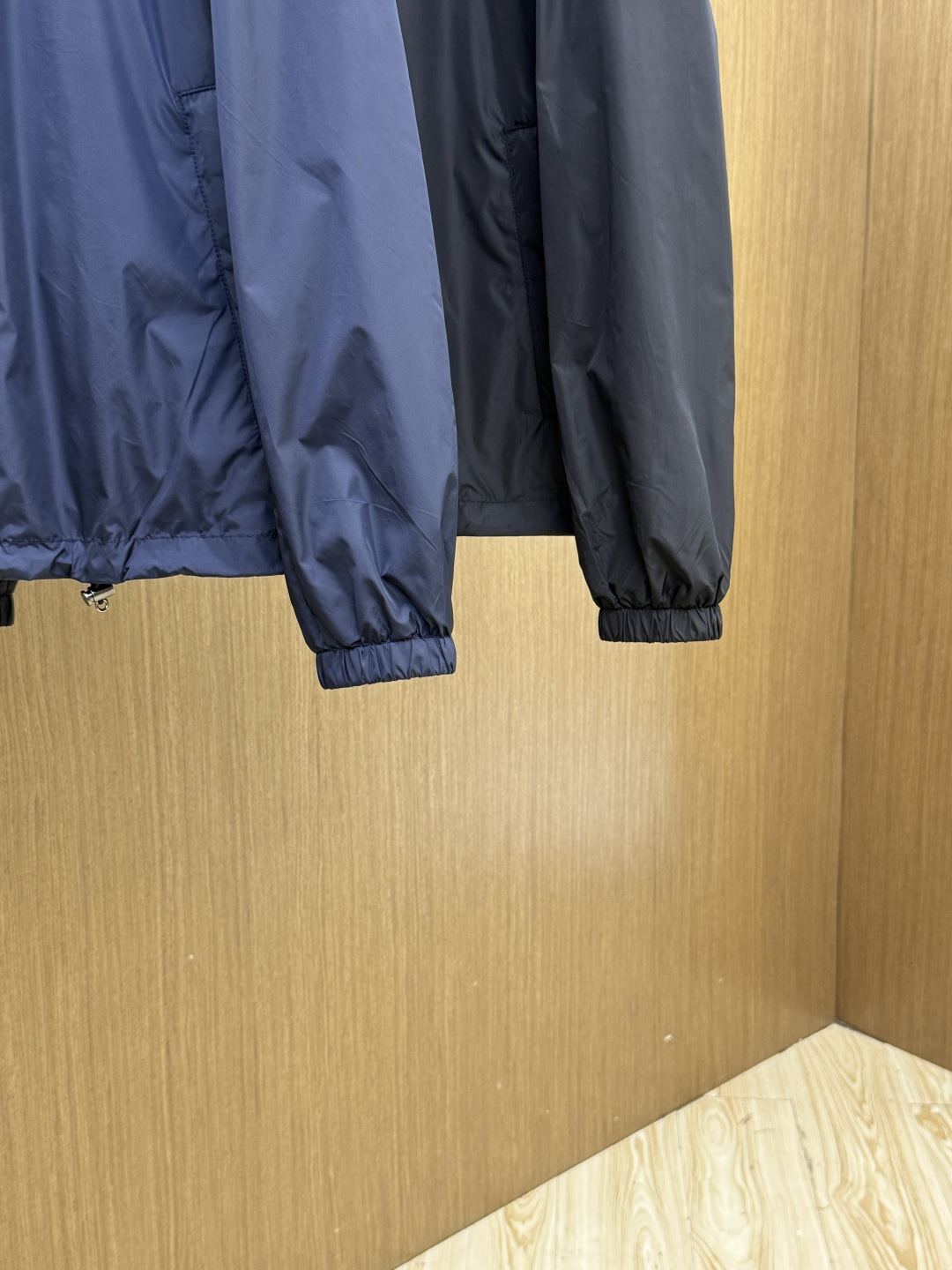 早春 PD 🔥年早春新款专柜同款连帽休闲夹克，商务休闲两不误！面料采用聚酯纤维防风防水面料，内里聚酯纤维